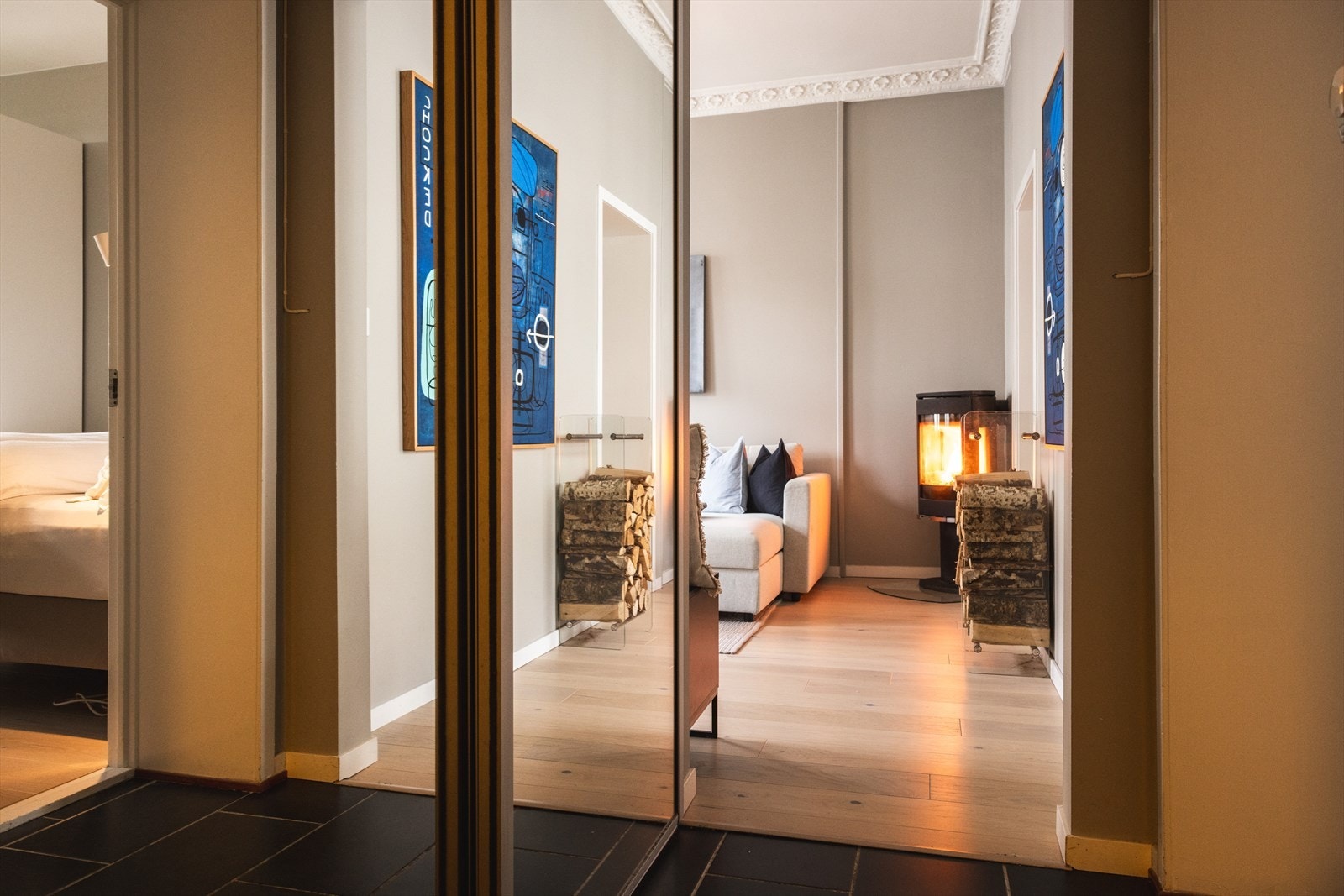 - God plass til sko og yttertøy i stor skyvedørsgarderobe med speildører - Galleribilde