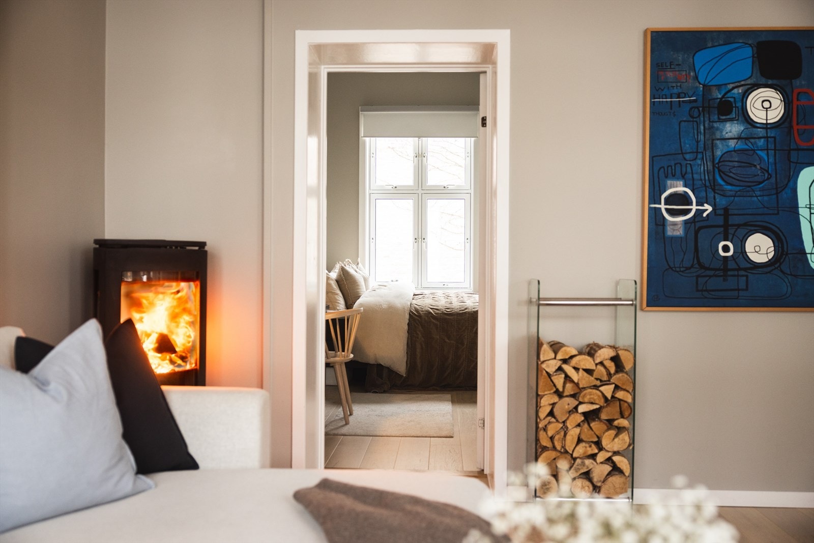 - Herlig peis i stuen som varmer godt på kalde høst- og vinterdager - Galleribilde