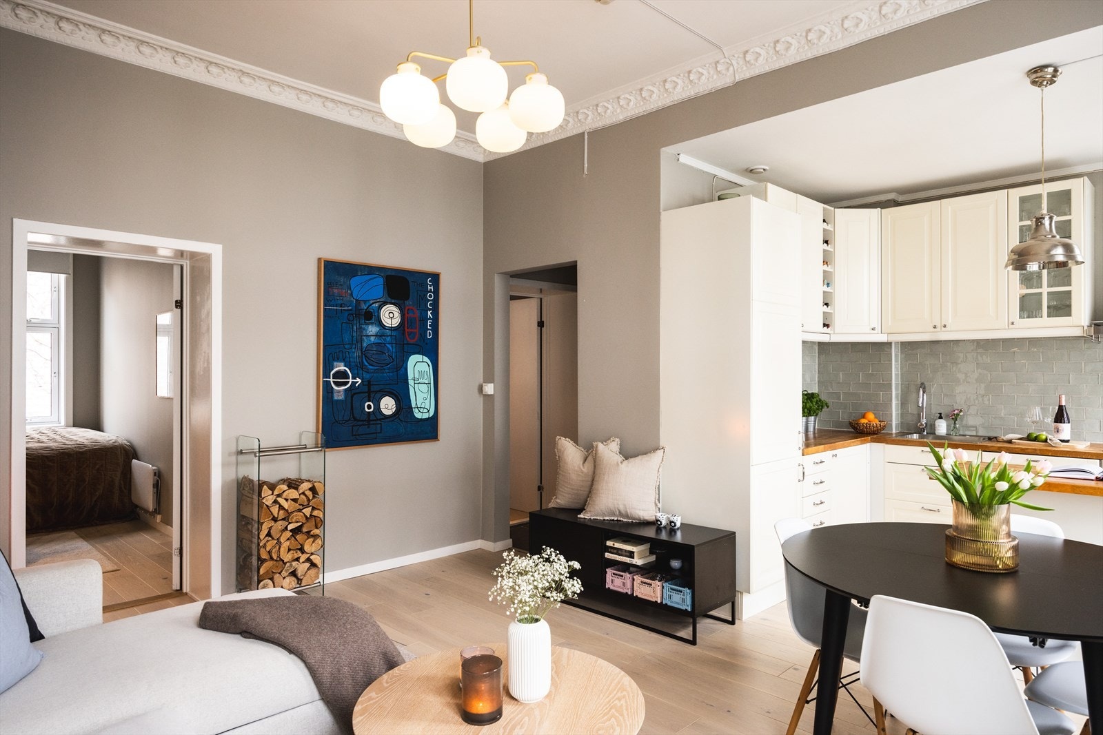 - Stuen har en åpen løsning mot kjøkkenet - Galleribilde