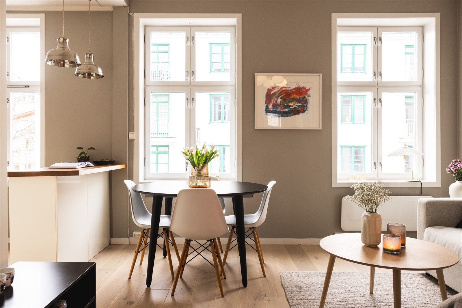 - Store vindusflater som gir rikelig med luft og lys - Galleribilde