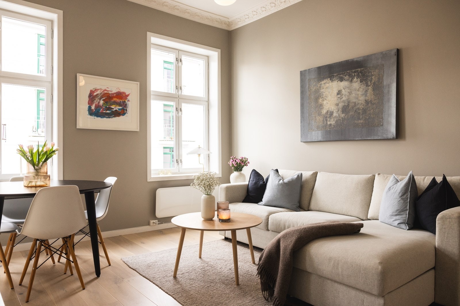 - Leiligheten er malt i delikate og tidsriktige farger - Galleribilde