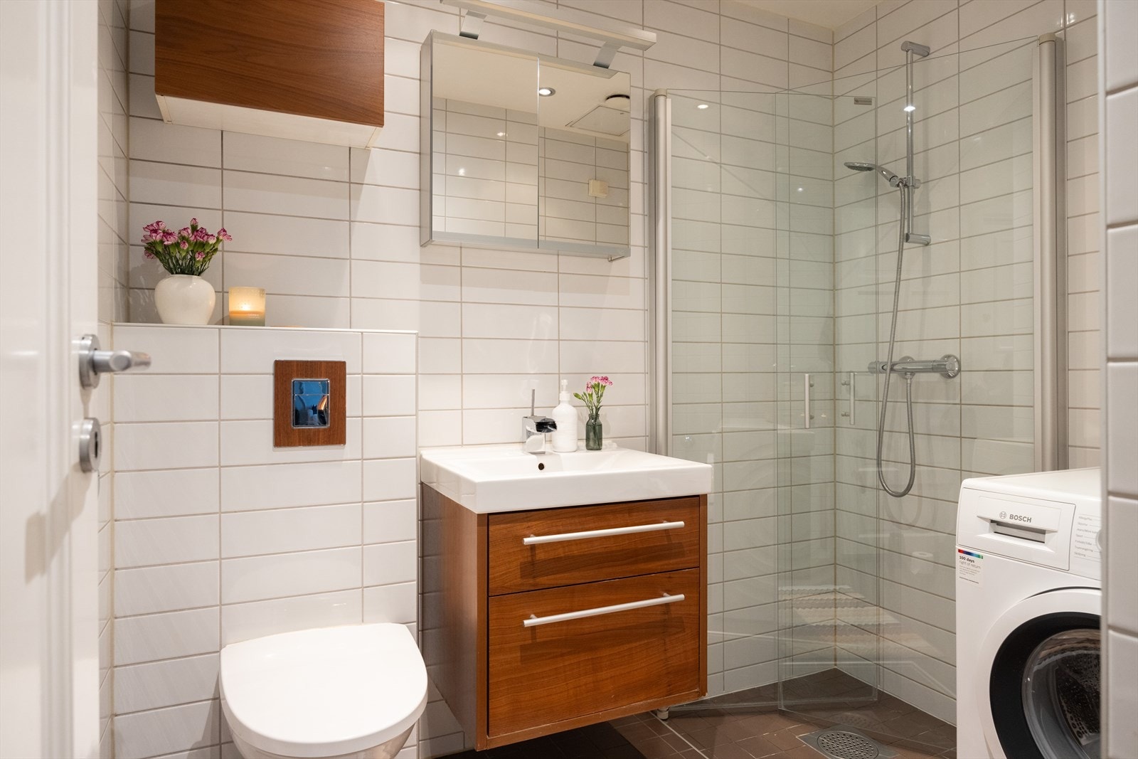 - Flislagt baderom fra 2011 med varme i gulvet og downlights i himling - Galleribilde