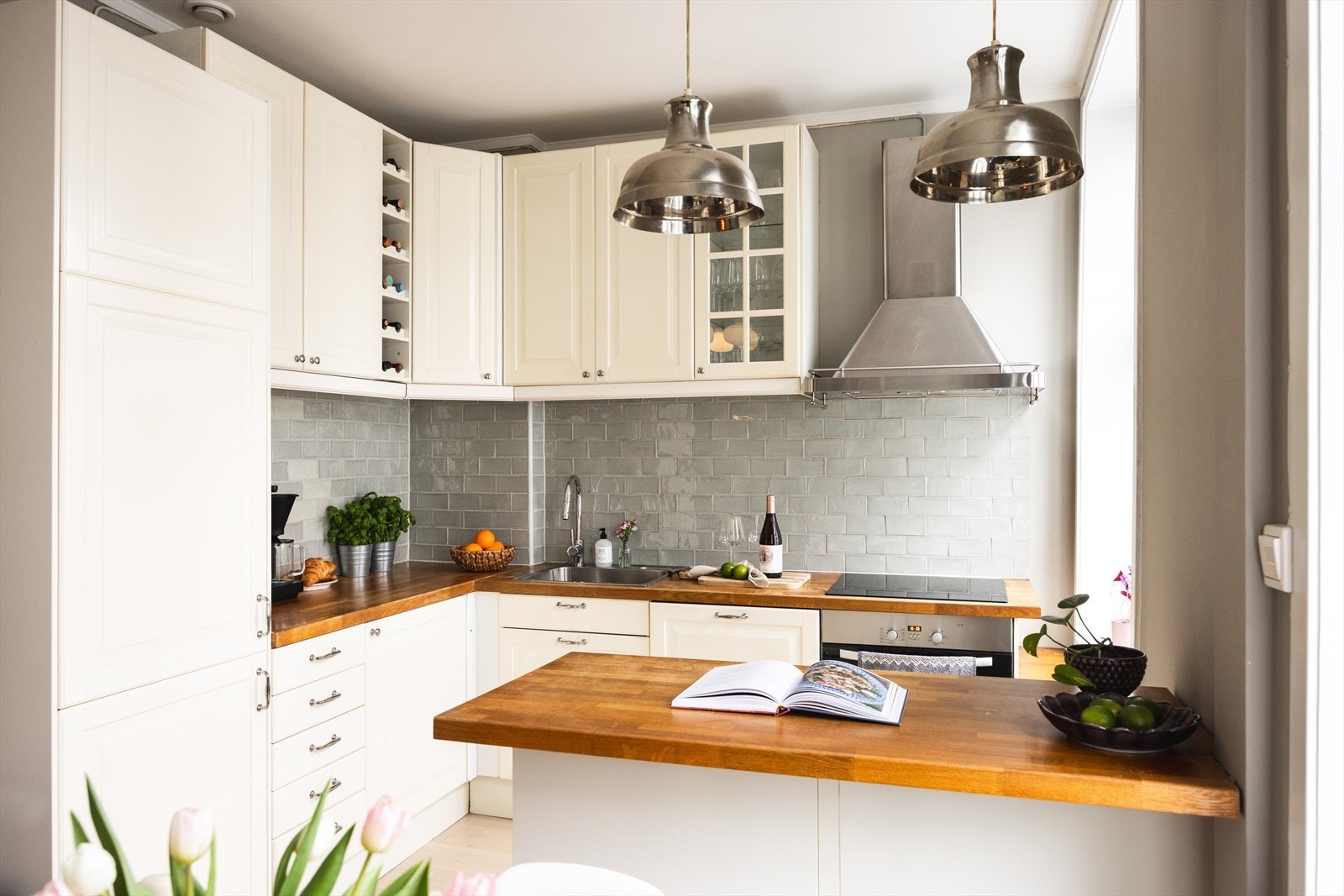 - Av hvitevarer er det integrert platetopp, stekeovn, oppvaskmaskin, kjøl/fryseskap. Kullfilterventilator over kokeplass. Galleribilde