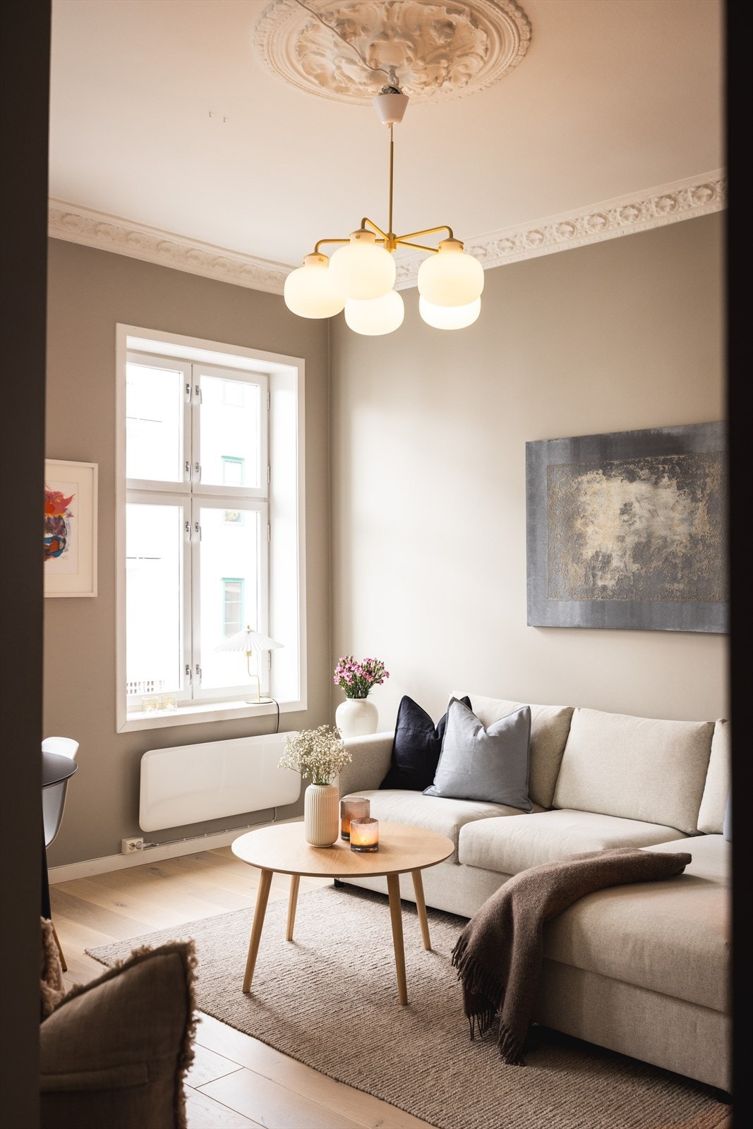 - Klassiske detaljer som rosett og stukkatur i himling - Galleribilde