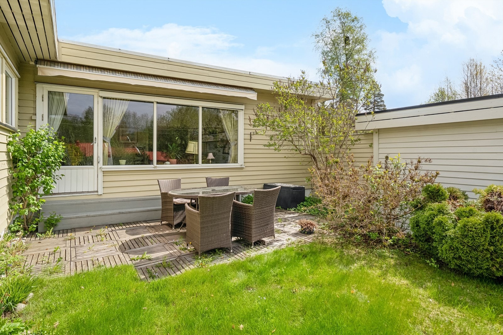 Fra stuen har man et lunt, solrikt og usjenert uteareal Galleribilde