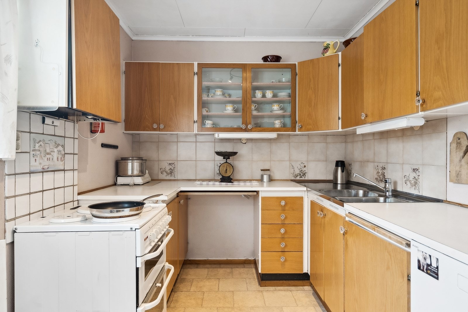 Originalt kjøkken fra byggeår som har masse potensiale! Galleribilde