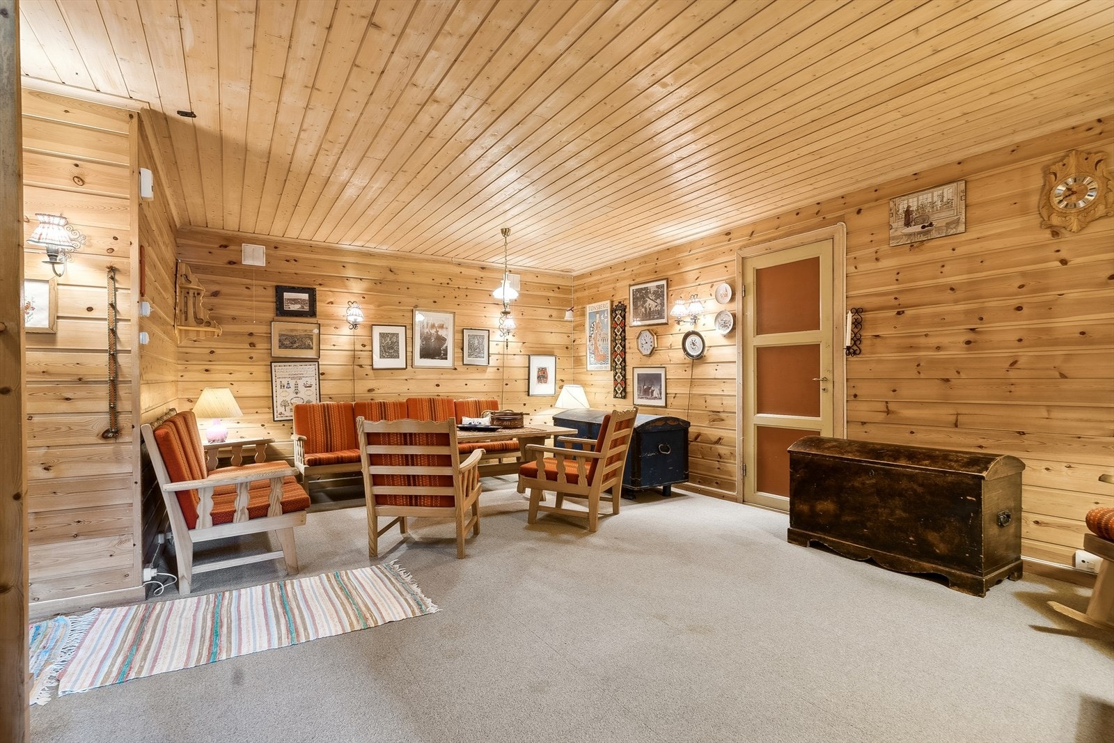 Stor kjellerstue som kan oppgraderes til kinosal! Stort lagringsrom til høyre Galleribilde