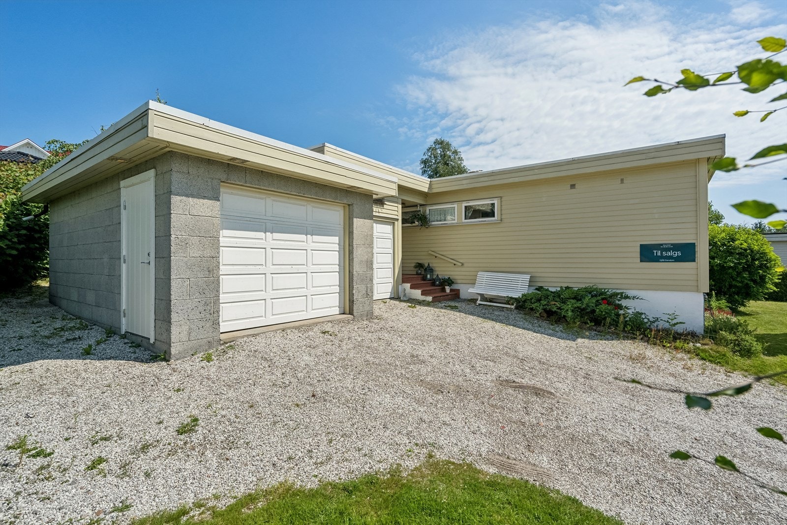 Boligen er funkisinspiret fra 1974 med to garasjer. Her får du solrik hage med masse plass! Galleribilde