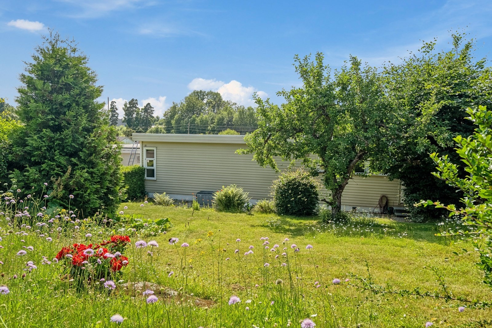 Eiendommen har et solrikt pent opparbeidet plenareal i flere nivå, direkte tilkomst fra vaskerom, gårdsplass og garasje Galleribilde