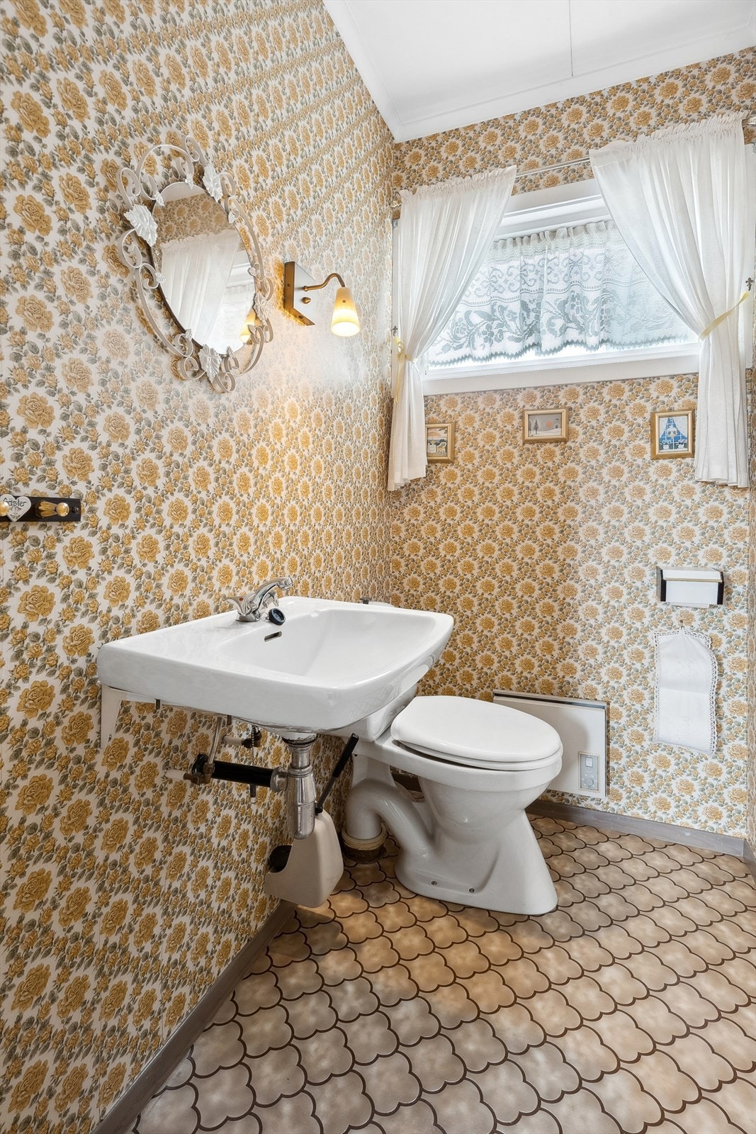 Meget praktisk med separat gjeste wc i hovedetasjen - Retro fra byggeår Galleribilde