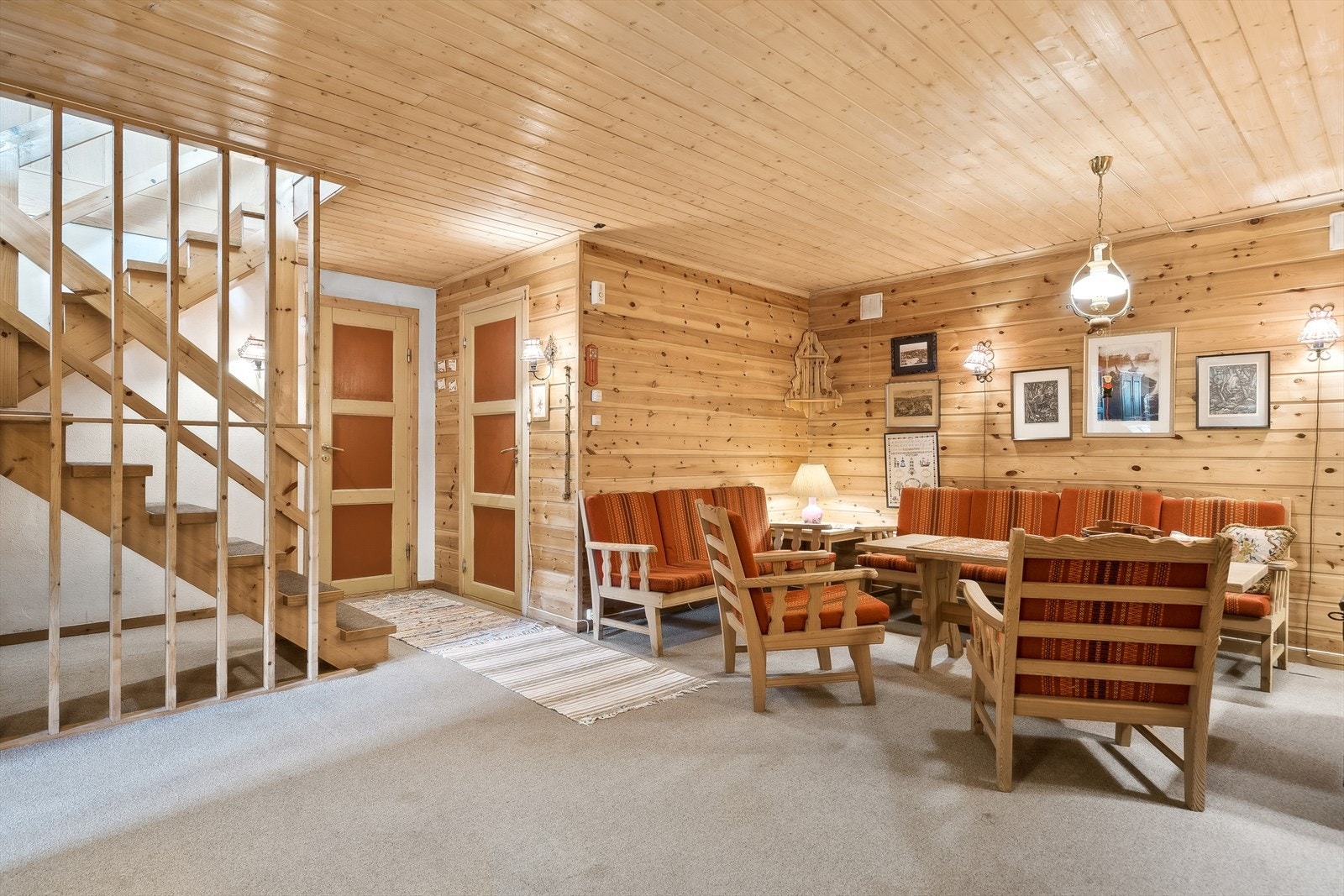 Tidsreise ned i sokkeletasjen som er meget innholdsrik med flere stuer og lagringsboder. God takhøyde som gir gode muligheter. To boder rett frem og en stor til høyre utenfor bildet Galleribilde