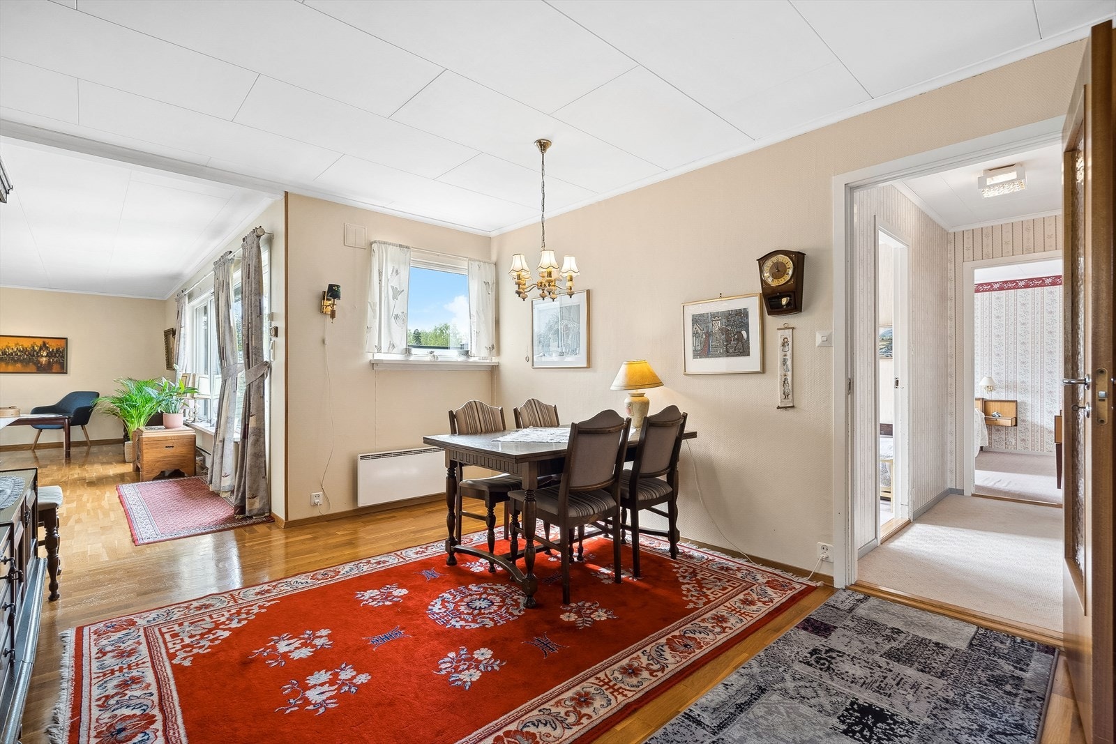 Egen spisestue med direkte tilgang til kjøkkenet. Videre inn til soverom og toalett Galleribilde