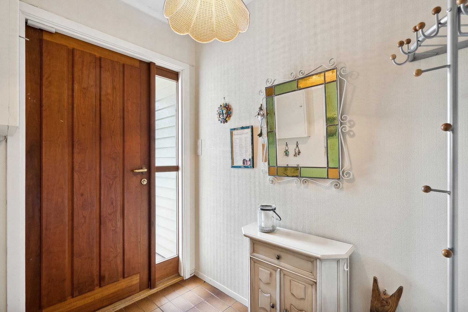 Velkommen inn! Entre byr på romslig størrelse med egen bryter til garasje på veggen Galleribilde