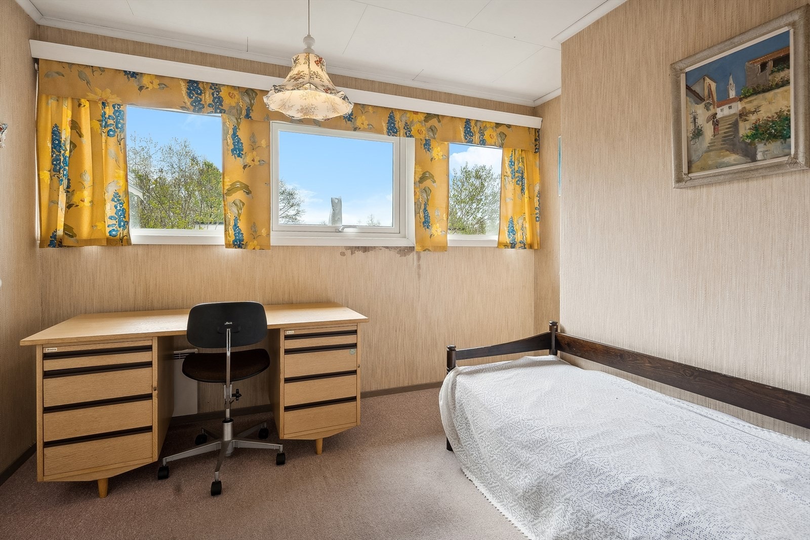 Soverom ll har godt med lys. Rester etter eldre vannskade under vindu Galleribilde