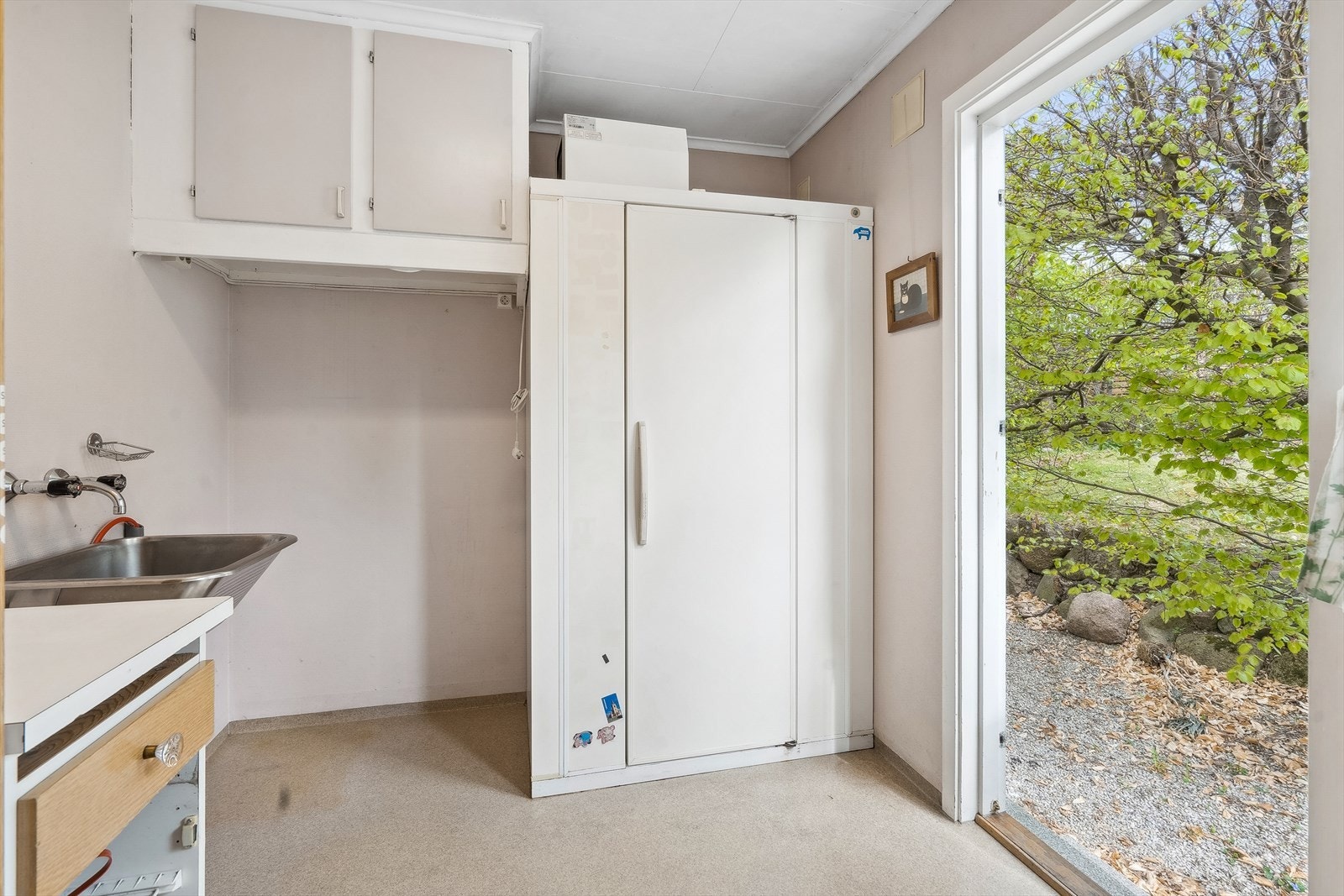 Fra kjøkkenet har man tilgang til praktisk vaskerom med direkte utgang til hagen - Oppgraderinger må påregnes, så her er det muligheter! Galleribilde