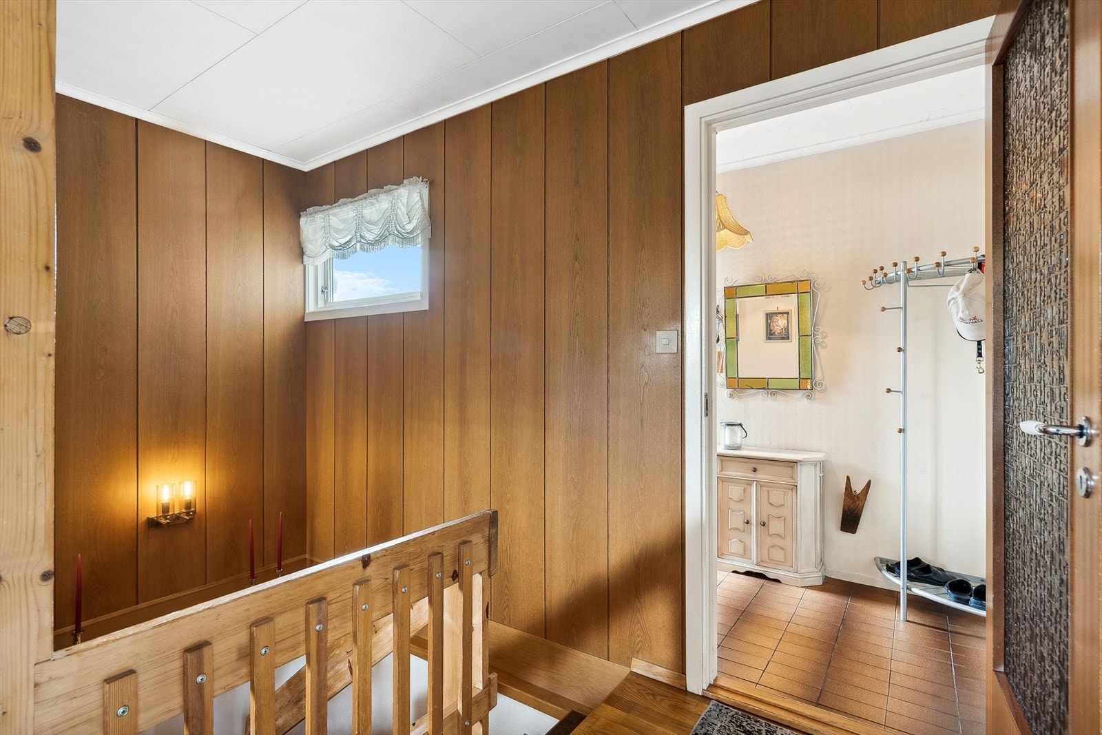 Fra entre kommer du til en hall som førere videre inn i stuen, og nedgang til underetasje Galleribilde