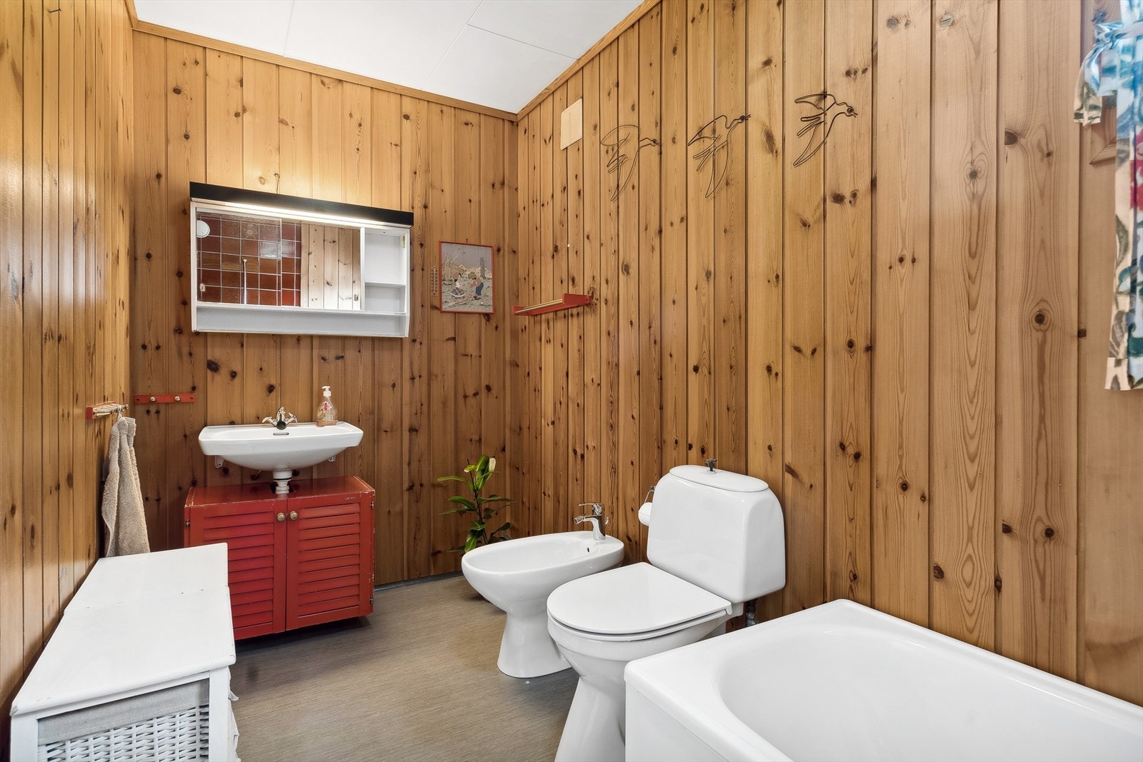 Baderom fra byggeår har en meget god størrelse, som gir mange muligheter for utbedringer Galleribilde