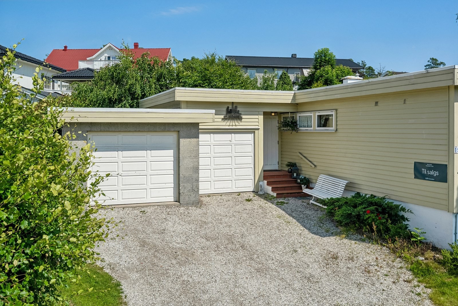To garasjer samt biloppstillingsplass på egen eiendom og overbygget inngangsparti Galleribilde