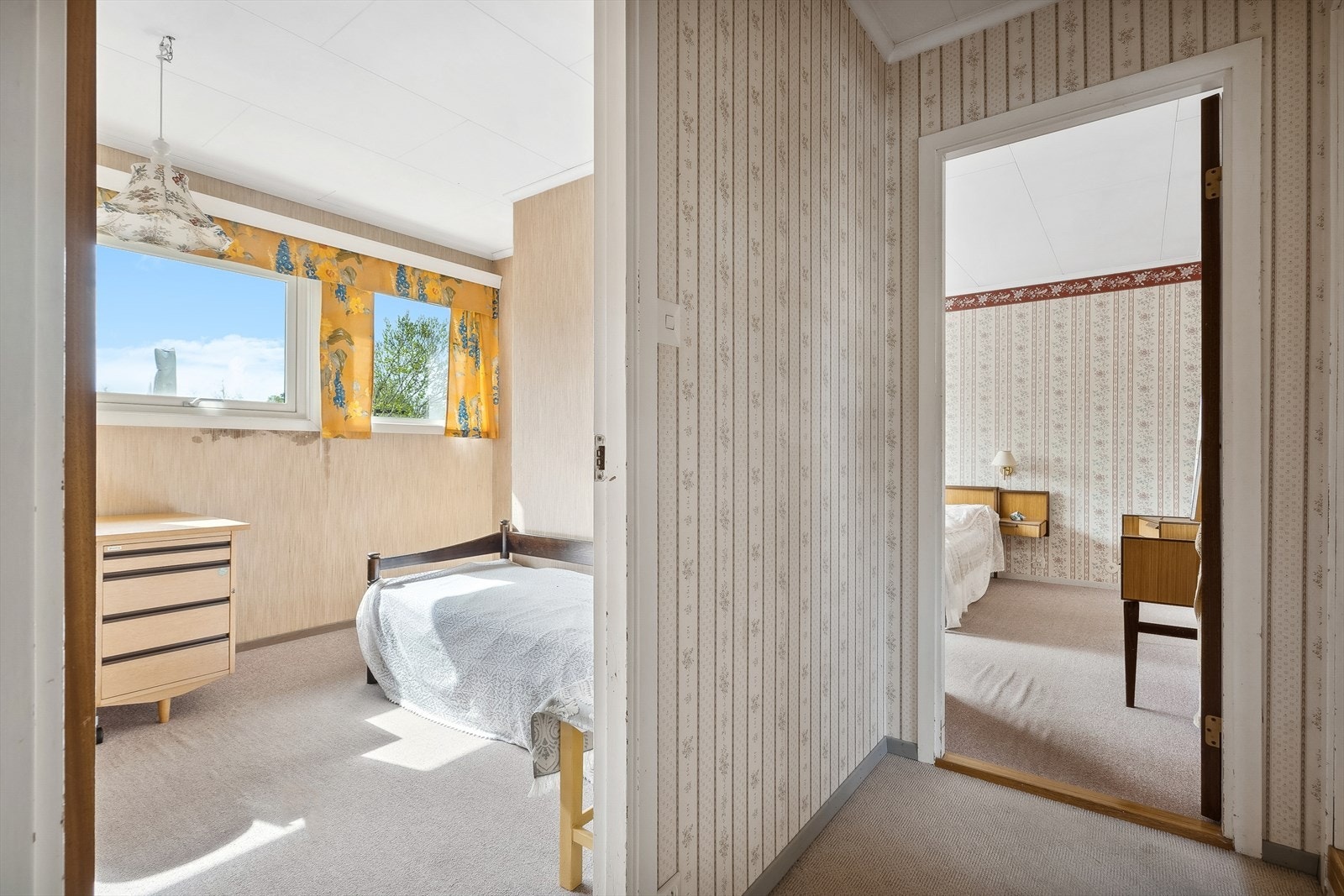 Boligen har to lyse soverom i hovedetasjen Galleribilde