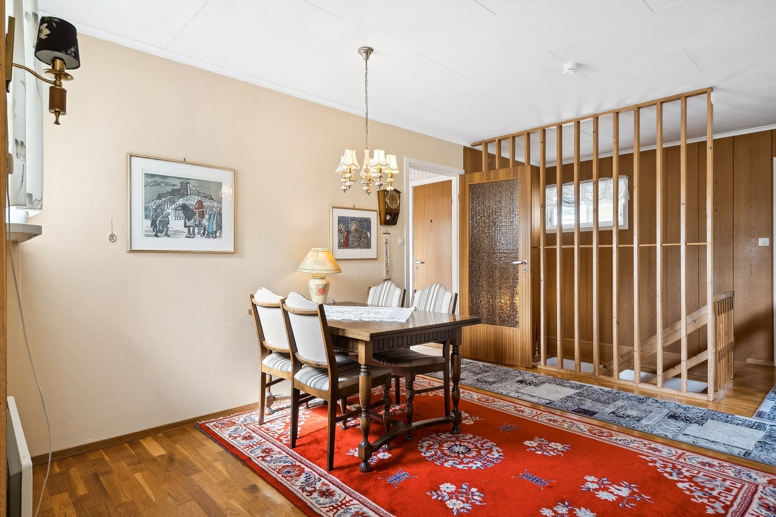 Fra spisestuen går det en trapp ned til underetasjen Galleribilde