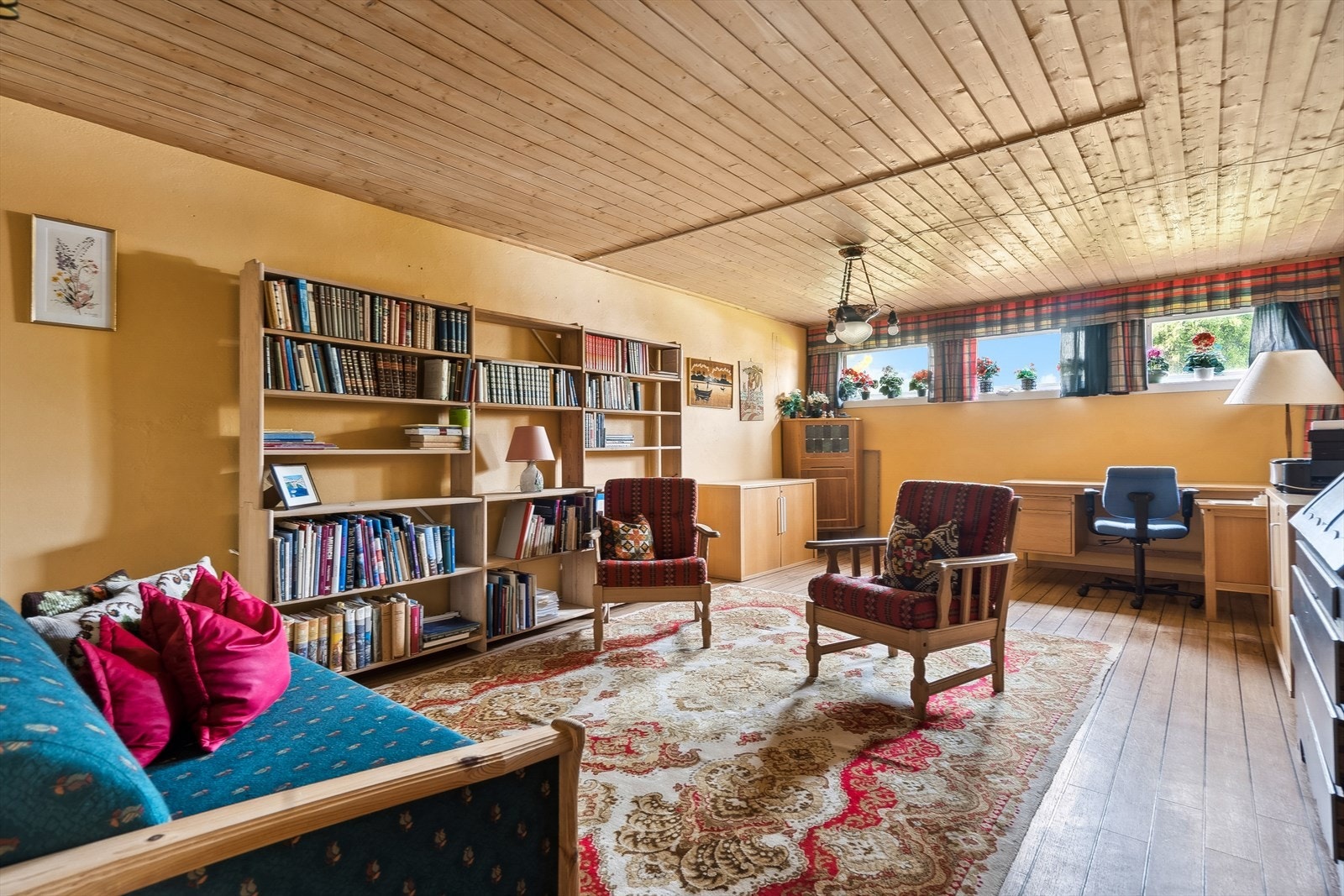 Kontorrom/stue i underetasjen har godt med lys fra vinduer Galleribilde