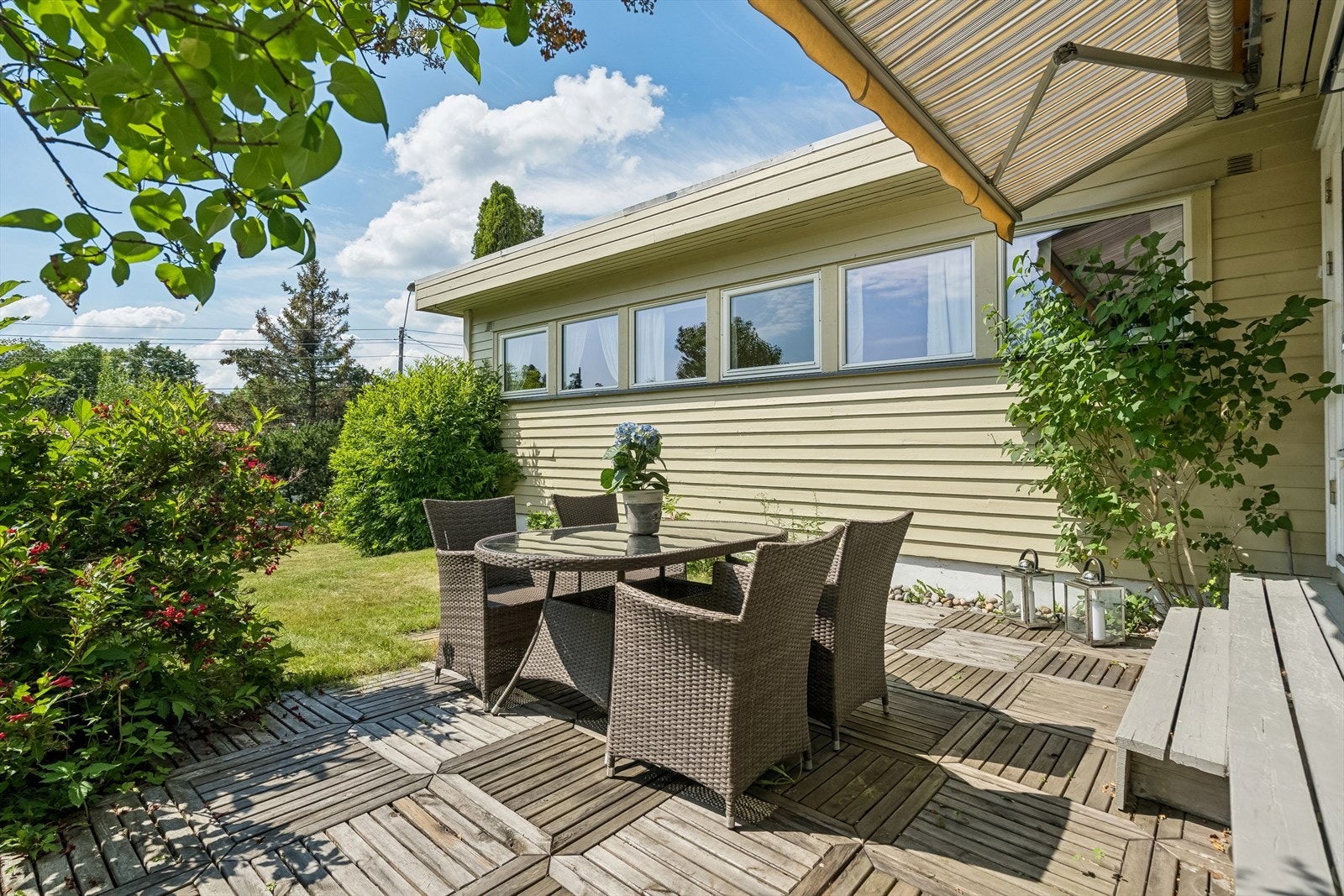 Meget solrik og ikke minst lun og usjenert uteplass i forbindelse med stuen Galleribilde