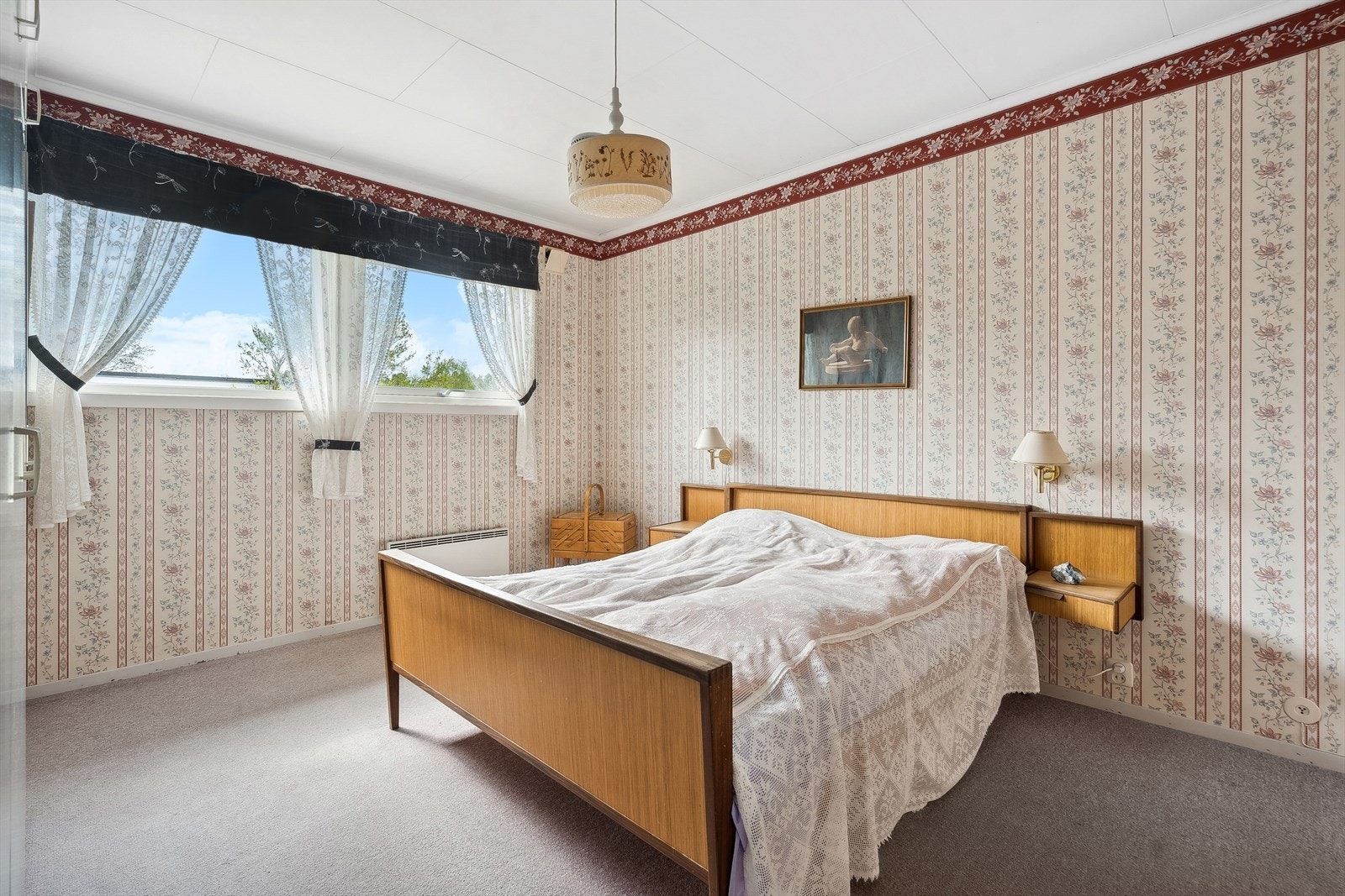 Soverom l er av meget god størrelse med mulighet til å lage walk in closet i eksisterende garderoberom Galleribilde