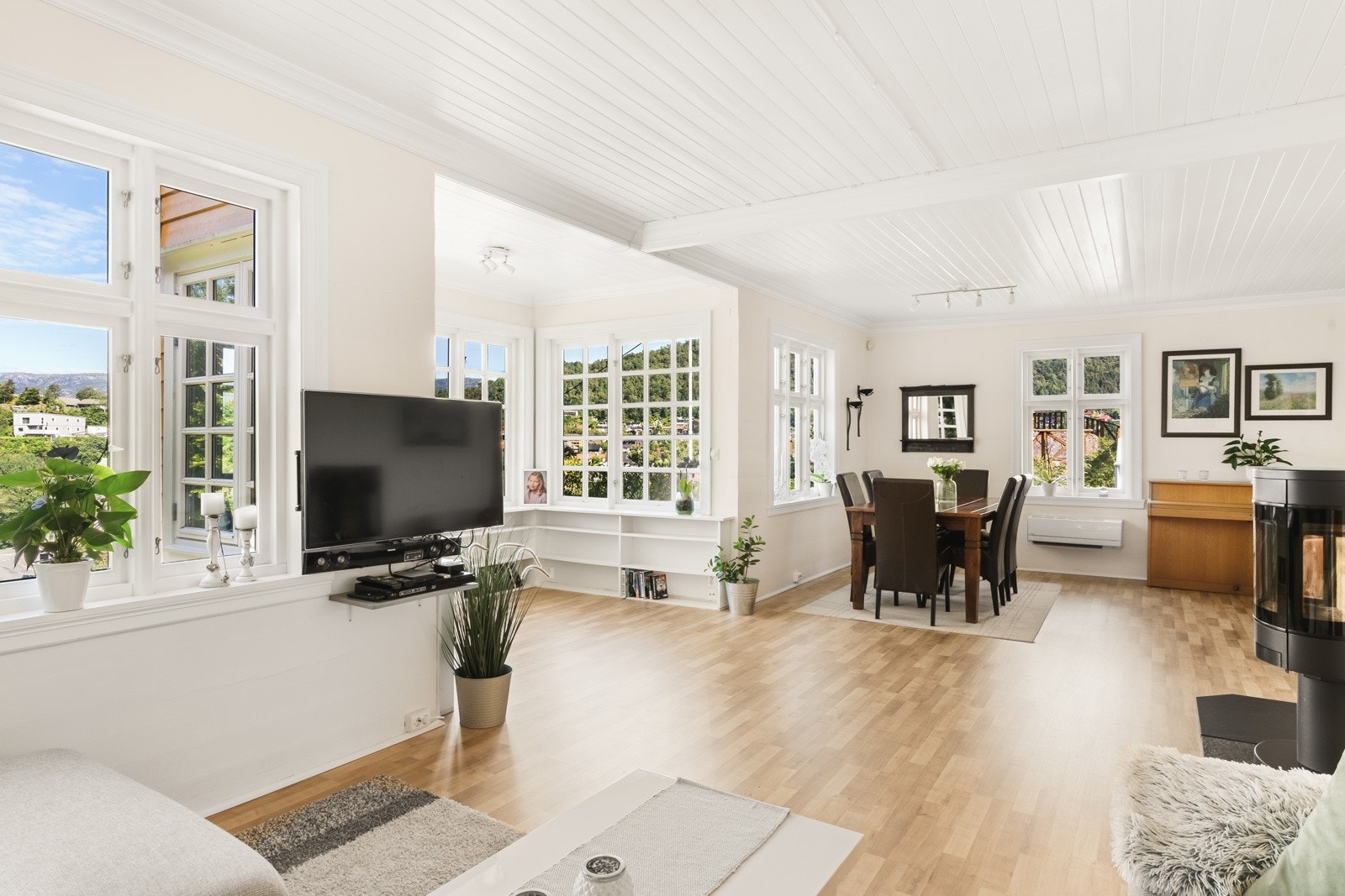 Stueområdet er av stor størrelse som gjør det enkelt å innrede i ulike soner. Galleribilde