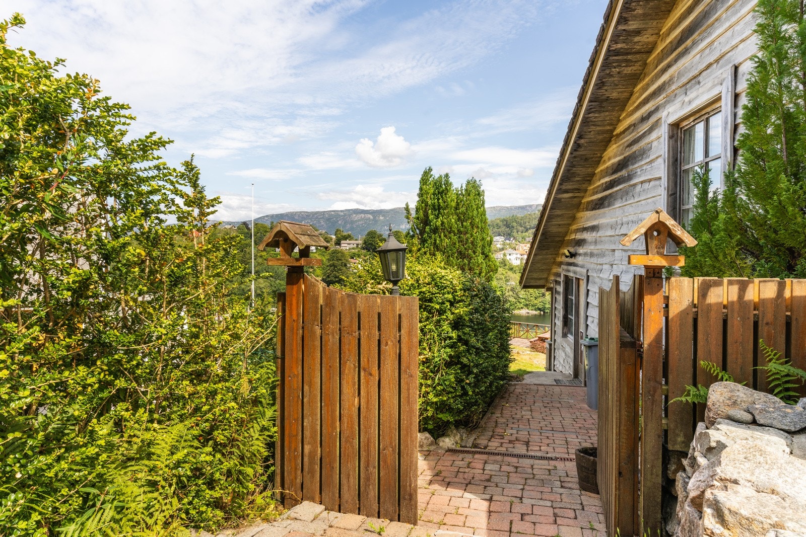 Vi beveger oss videre mot eiendommens dobbelgarasje. Galleribilde