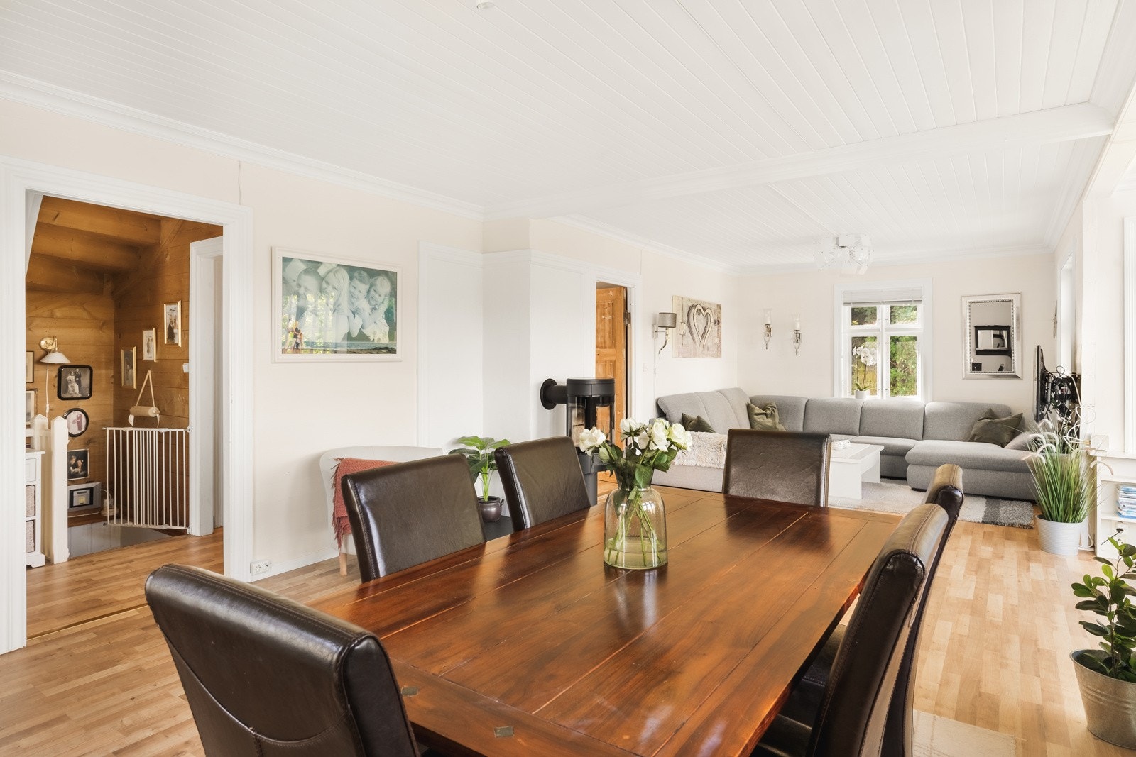 Innred med den favoriserte sofakroken og en koselig spisegruppe som blir familiens samlingspunkt. Galleribilde