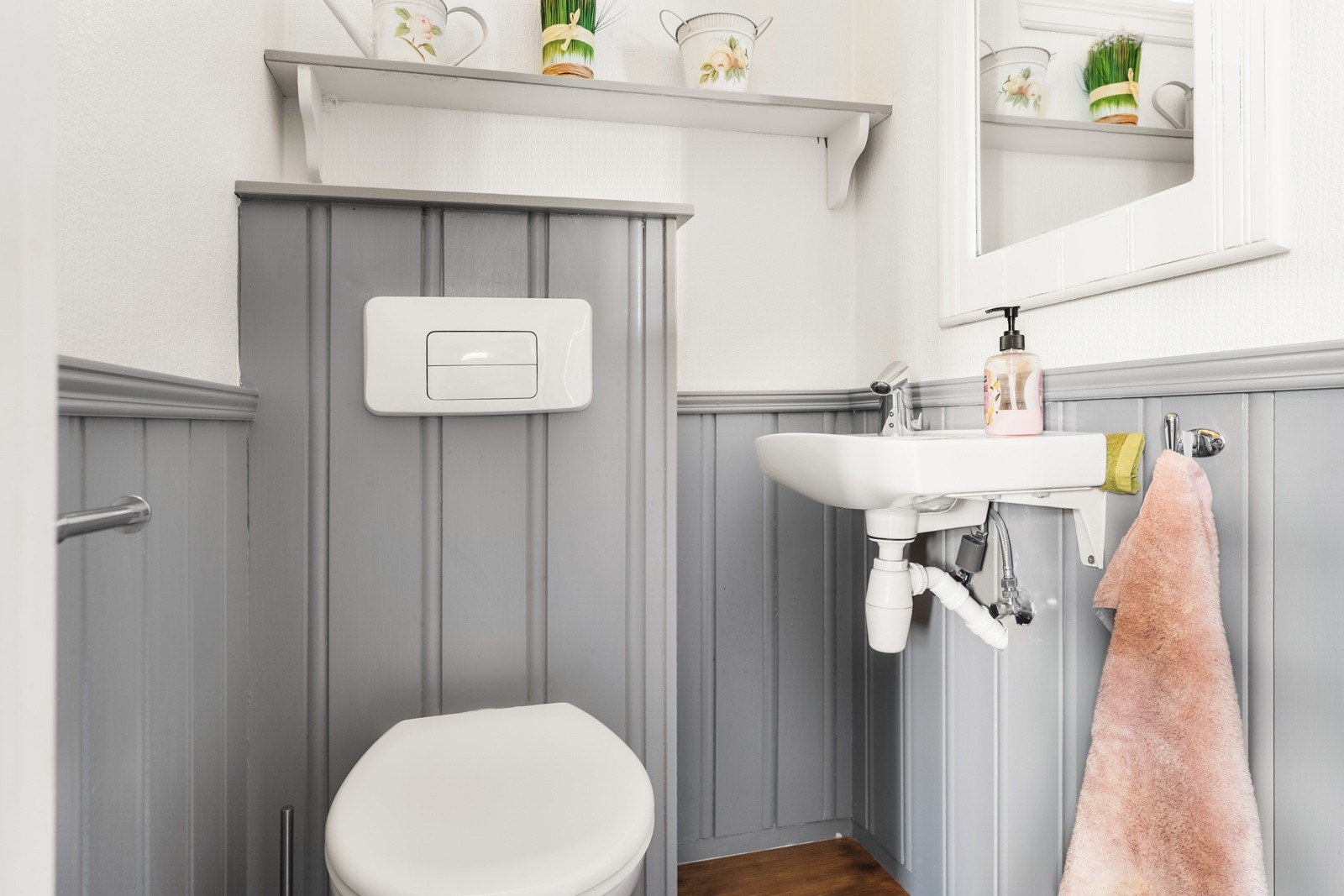 Etasjen har også et praktisk toalettrom med vegghengt servant og toalett. Galleribilde