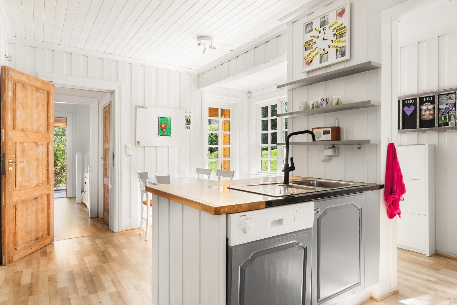 De integrerte hvitevarene medfølger selvfølgelig handelen. Galleribilde