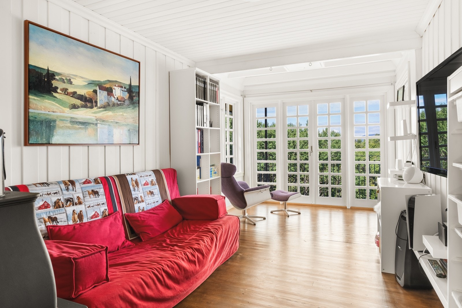 Stuen i loftetasjen føles meget lys og luftig. Galleribilde