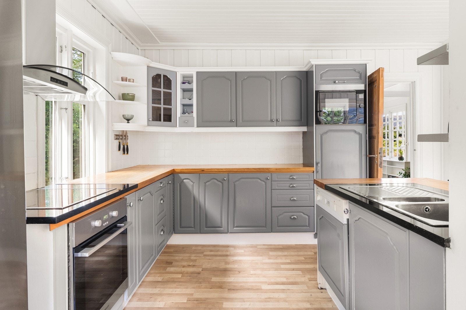 Av integrerte hvitevarer kan man skilte med stekeovn, platetopp, oppvaskmaskin, mikrobølgeovn og ventilator, samt et frittstående kjøleskap med fryser. Galleribilde