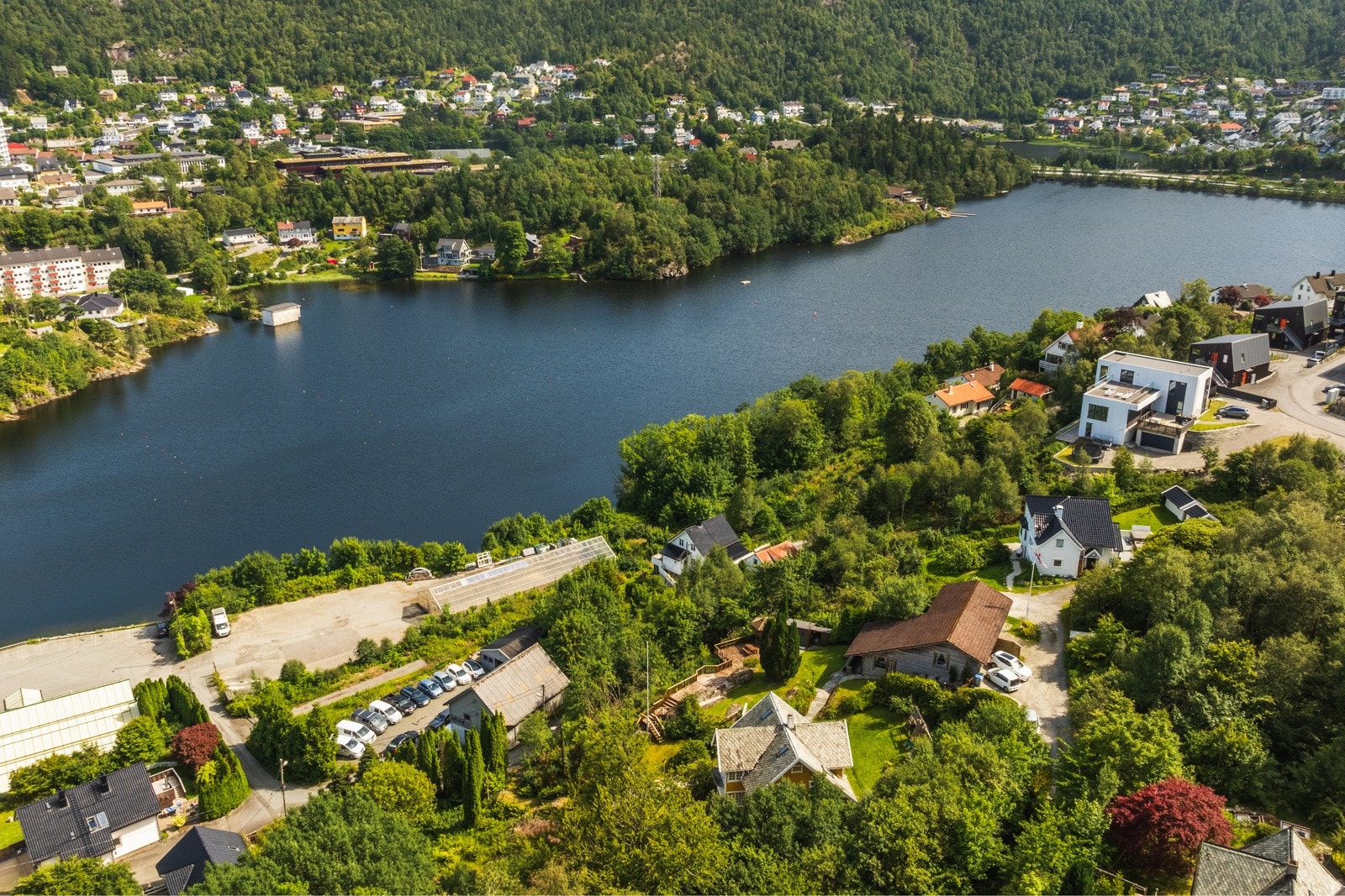 Her er det nærhet til både fjell, vann, sjø og båthavn. Galleribilde