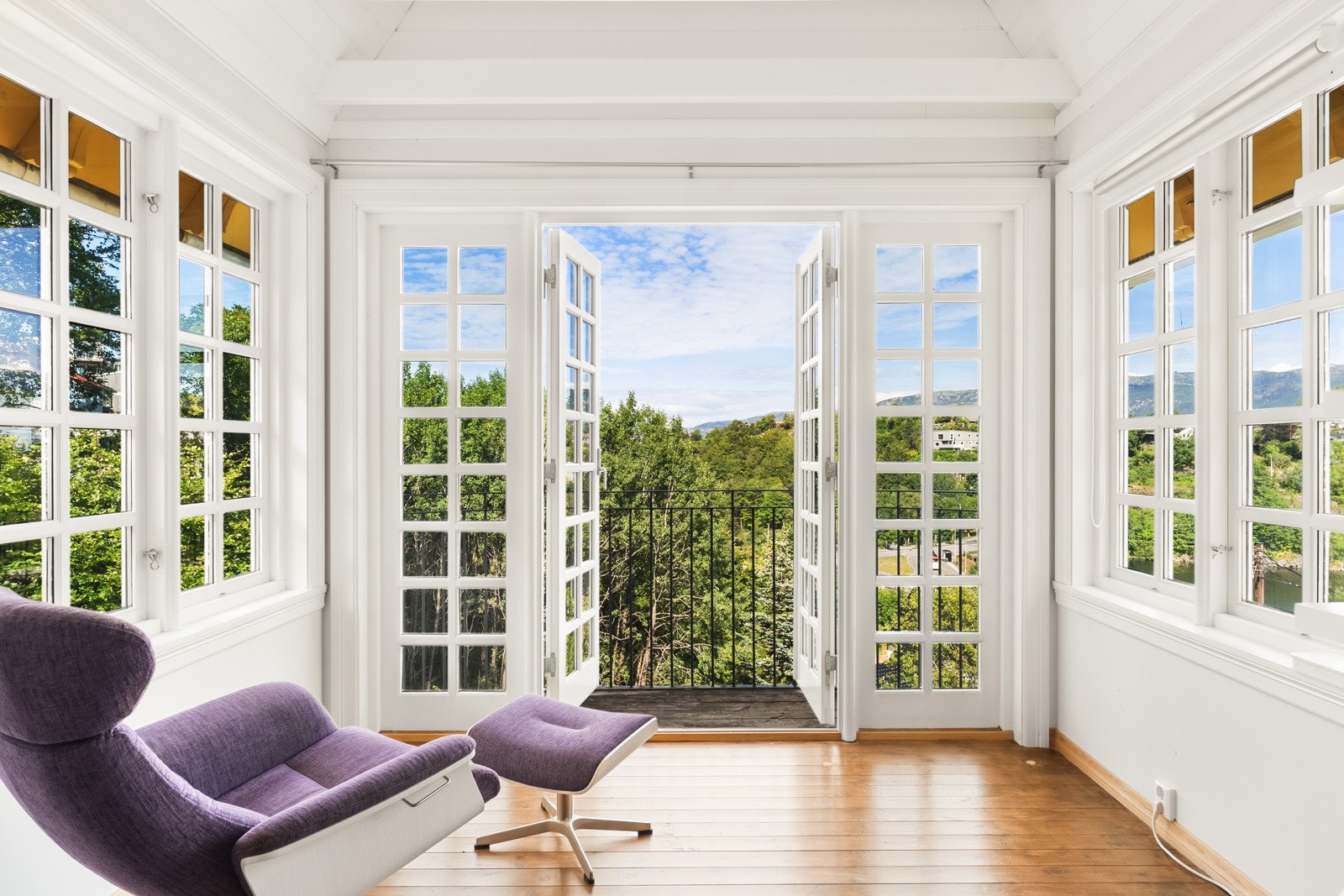 Her blir man møtt med store vindusflater som tar deg videre mot etasjens praktfulle balkong. Galleribilde