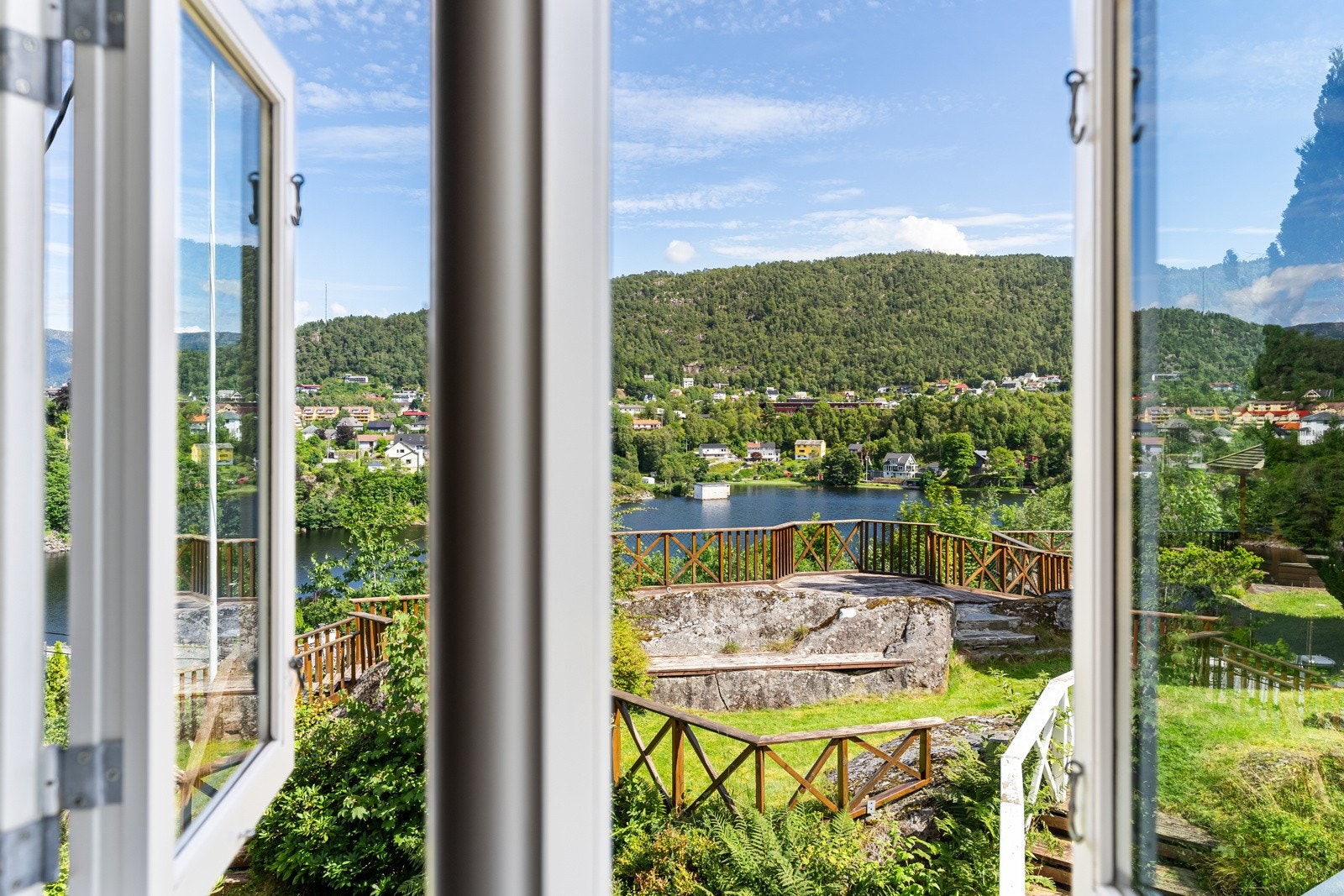 Nydelig utsikt fra soverommet. Galleribilde