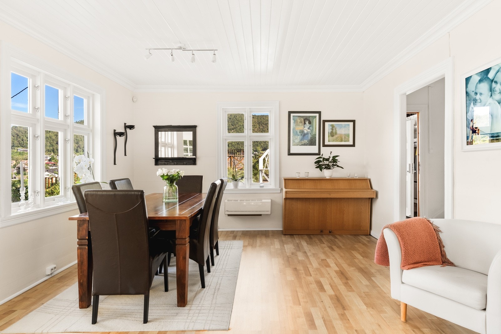 Boligen har hele 3 stk varmepumper hvor en av de er montert i stuen i 1.etasjen. Galleribilde