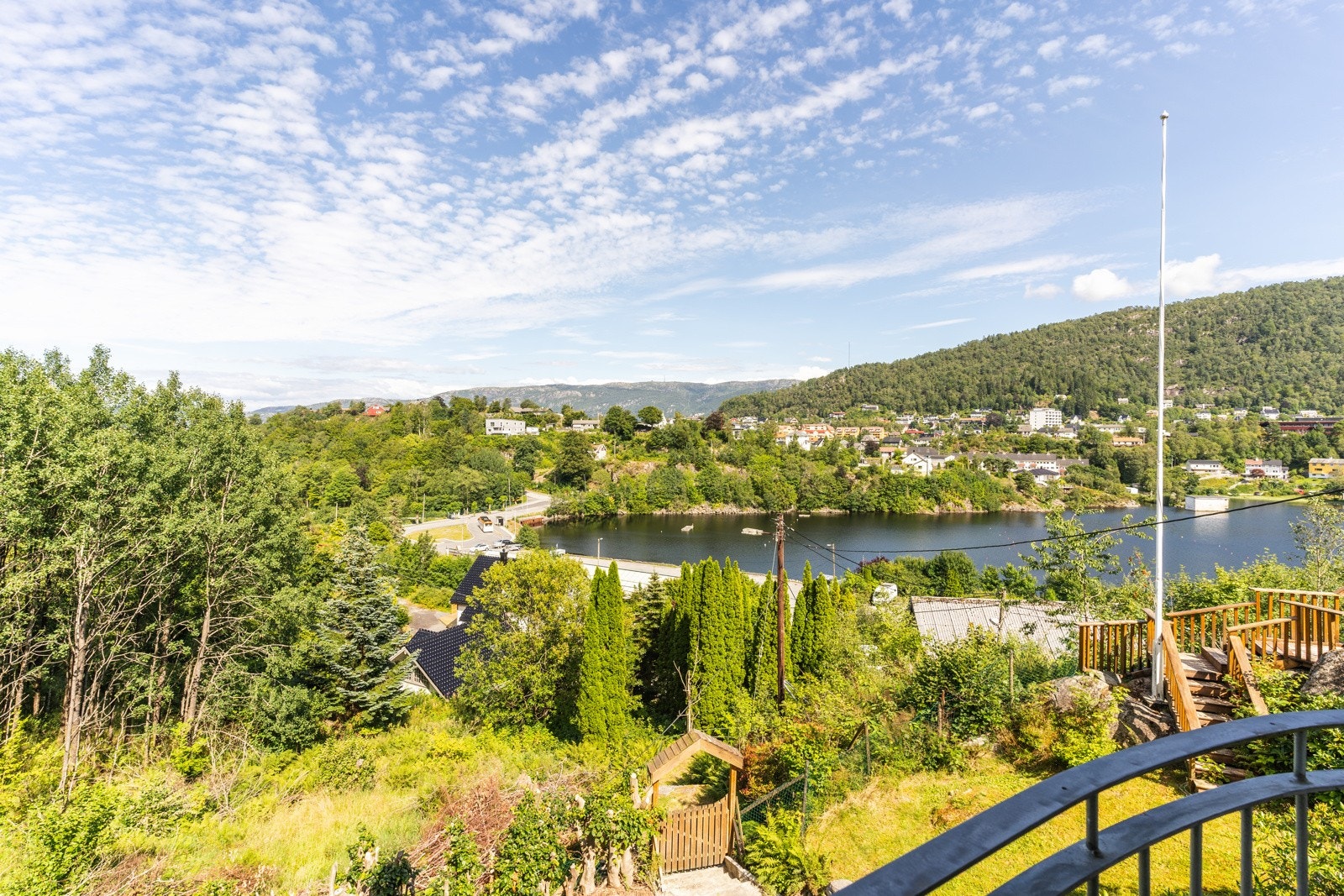Her ligger alt til rette for å nyte varme sommerdager og den nydelig utsikten. Galleribilde
