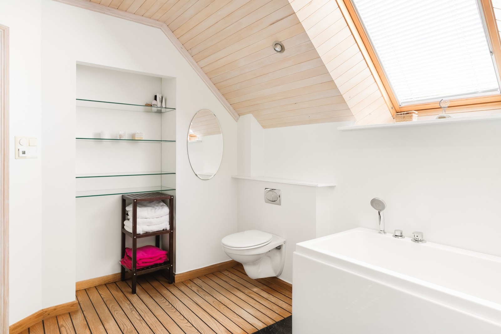 Her er det benyttet både fliser og parkett på gulv som gir deg en behagelig spafølelse. Galleribilde