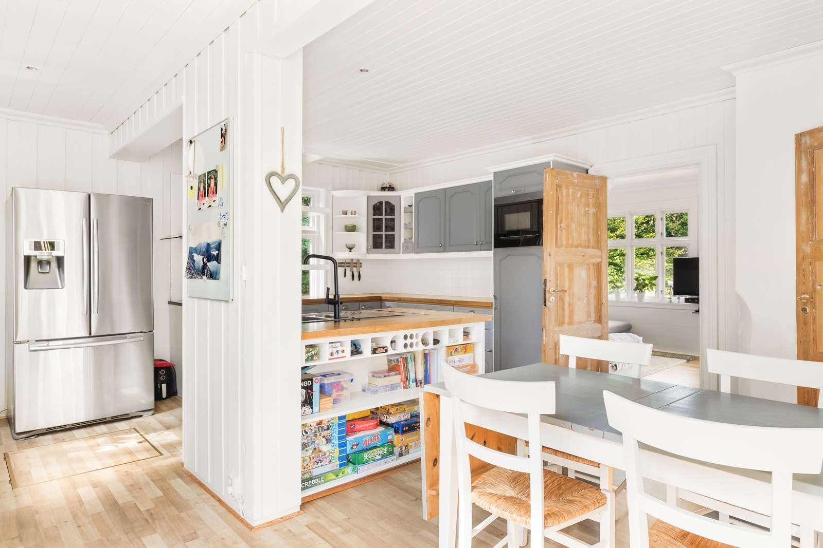 Kjøkkenet er levert av Sigdal og har godt med skap- og benkeplass samt en praktisk kjøkkenøy Galleribilde