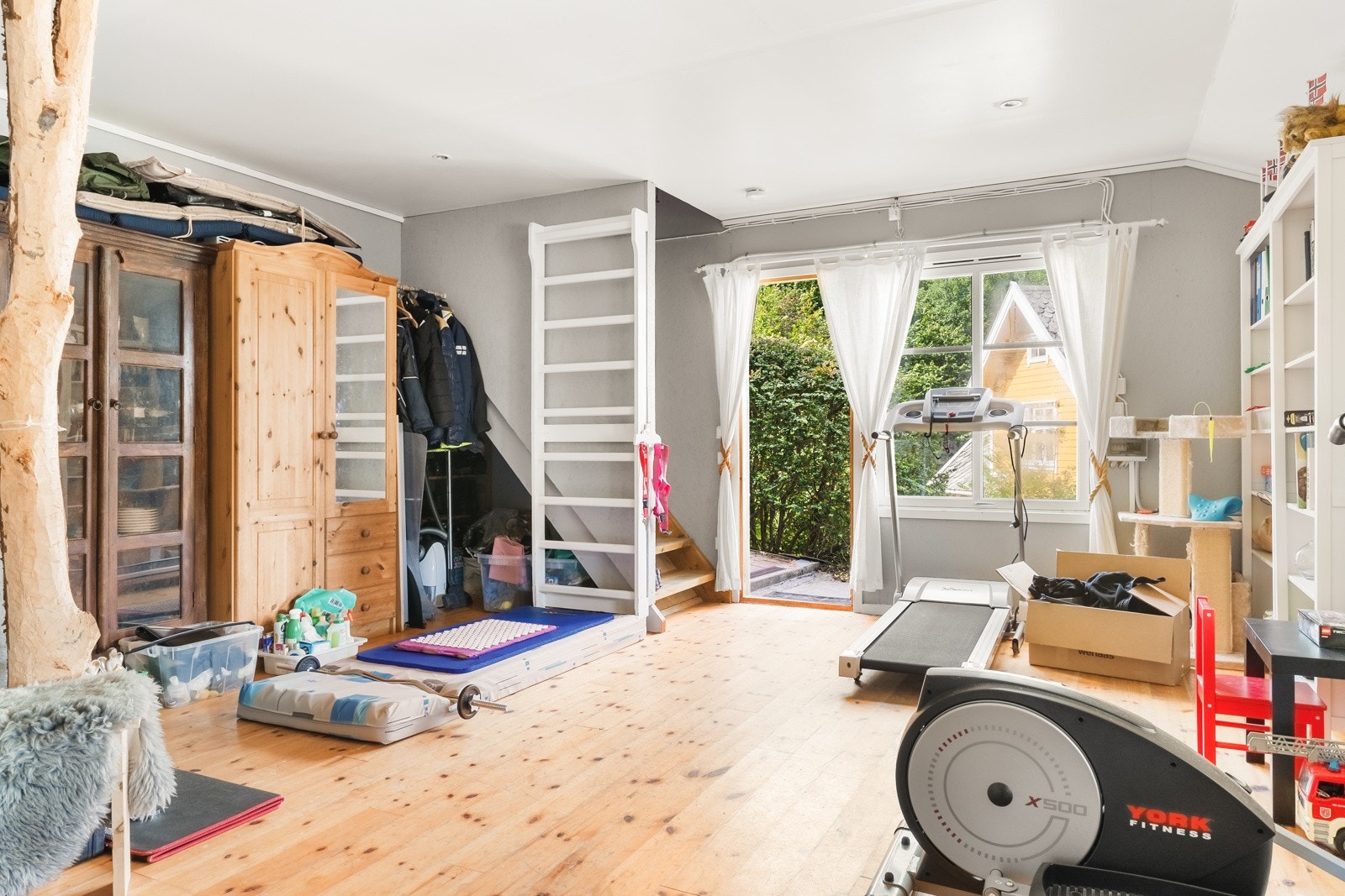 Garasjen går over 2 etasjer hvor underetasjen er fullisolert (ifølge huseier). Galleribilde