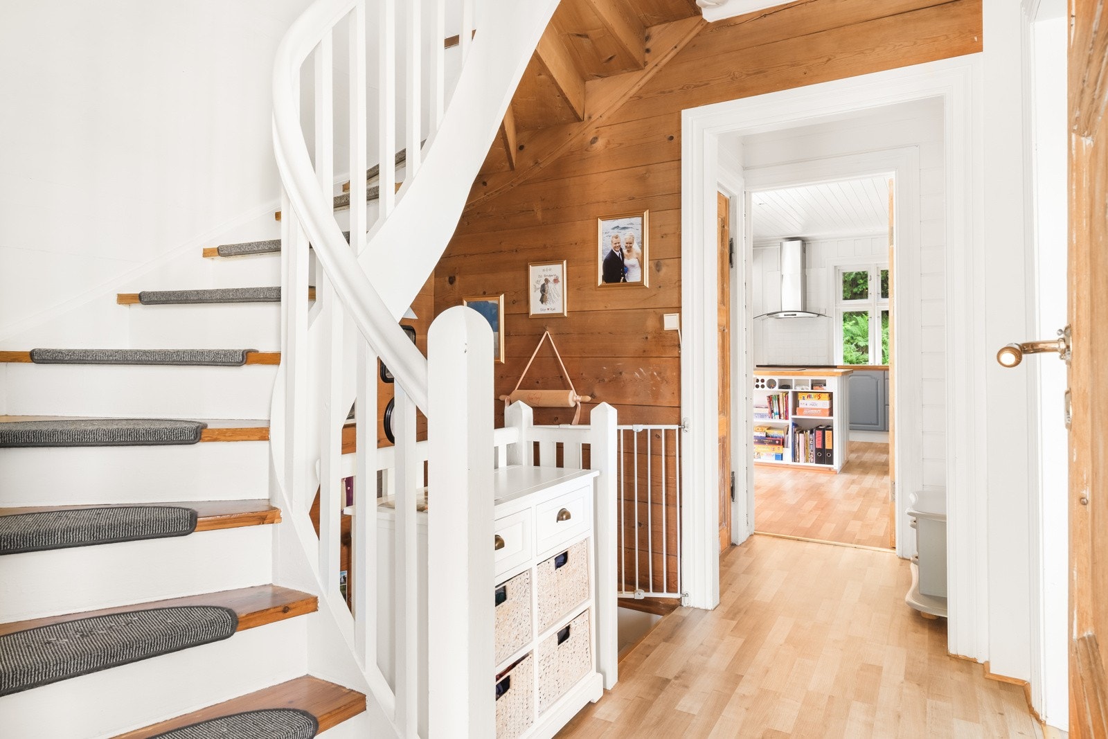 Vi beveger oss opp mot loftetasjen. Det er verdt å nevne at det er montert varmepumpe i trappeoppgangen. Galleribilde
