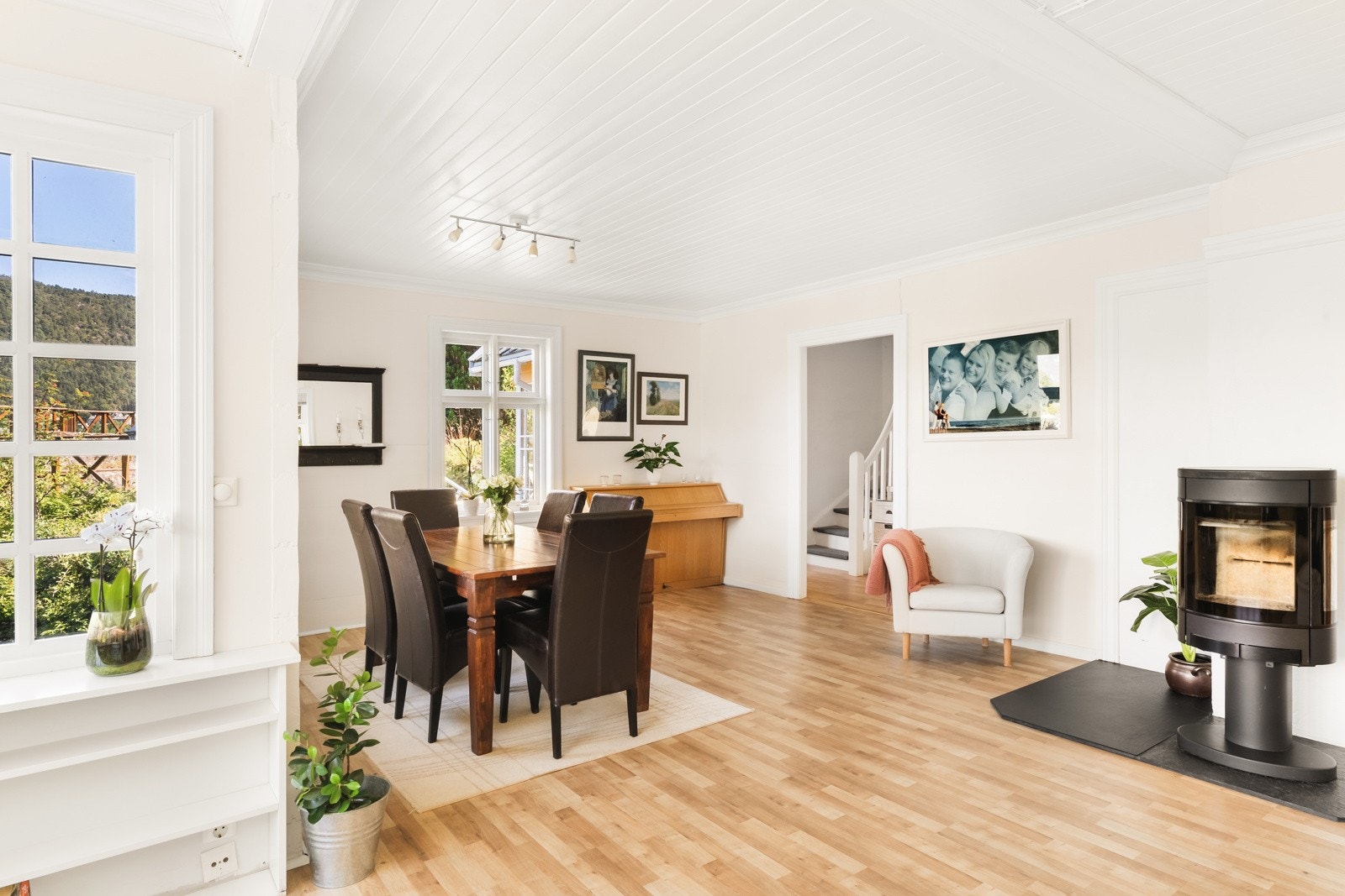 Det er montert peisovn som er en effektiv varmekilde, samt gir en koselig atmosfære i hele etasjen. Galleribilde