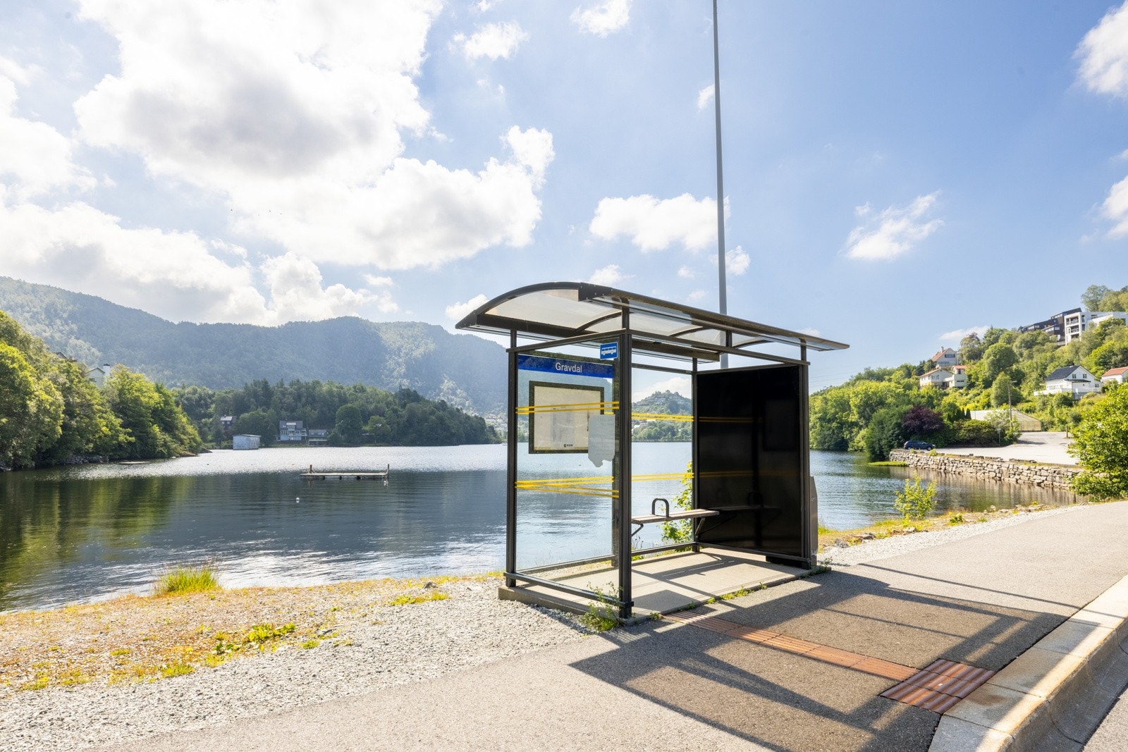 Rett nedom boligen ligger Gravdal busstopp som tar deg videre mot Nipedalen. Galleribilde