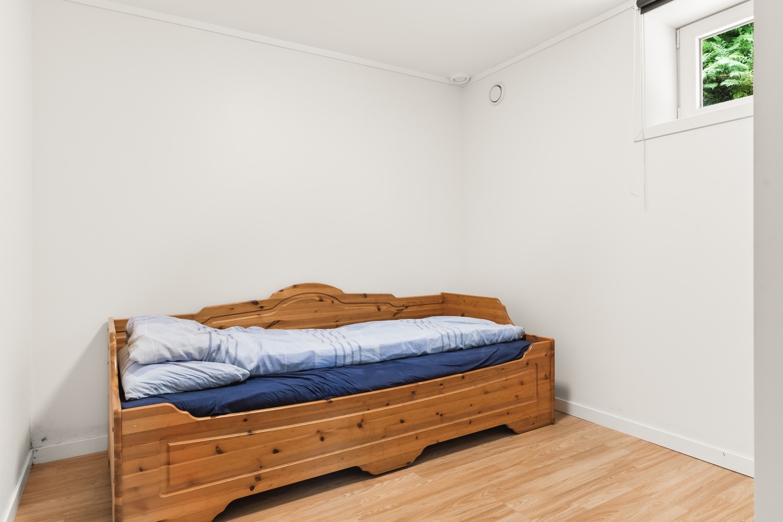 Soverommet er avgod størrelse og har plass til en seng, nattbord og annet ønskelig møblement. Galleribilde