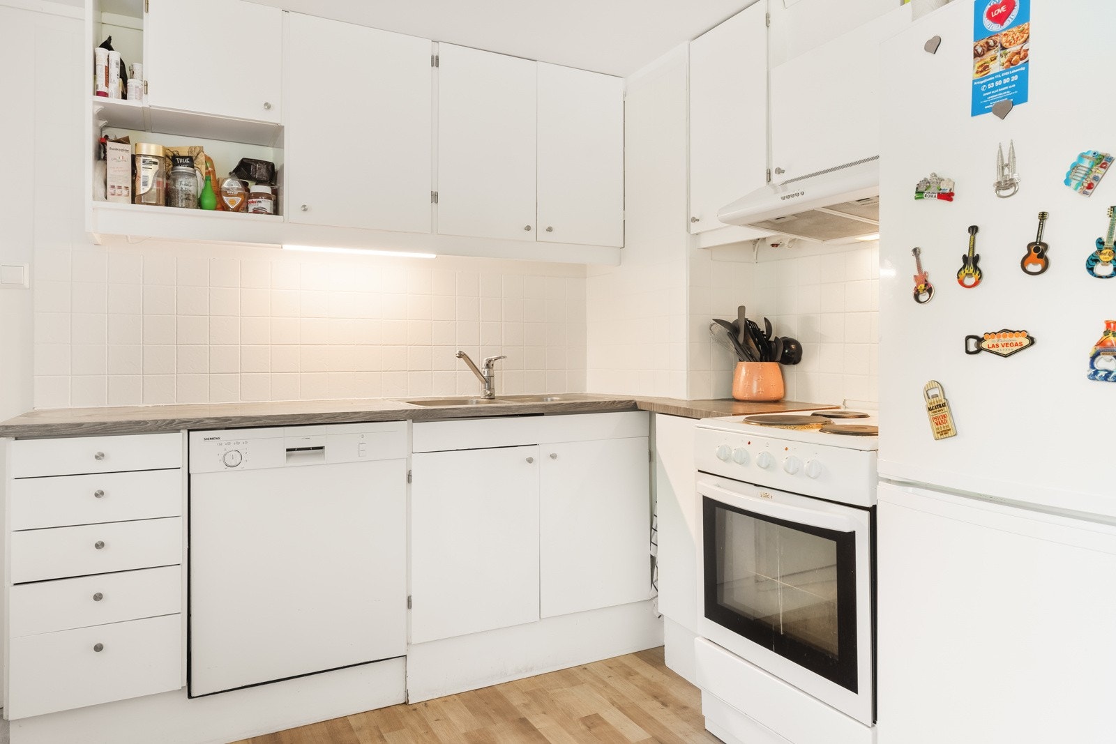 Kjøkkenet er innredet med oppvaskmaskin, komfyr, kjøleskap med fryser og har komfyrvakt og fuktsensor. Galleribilde