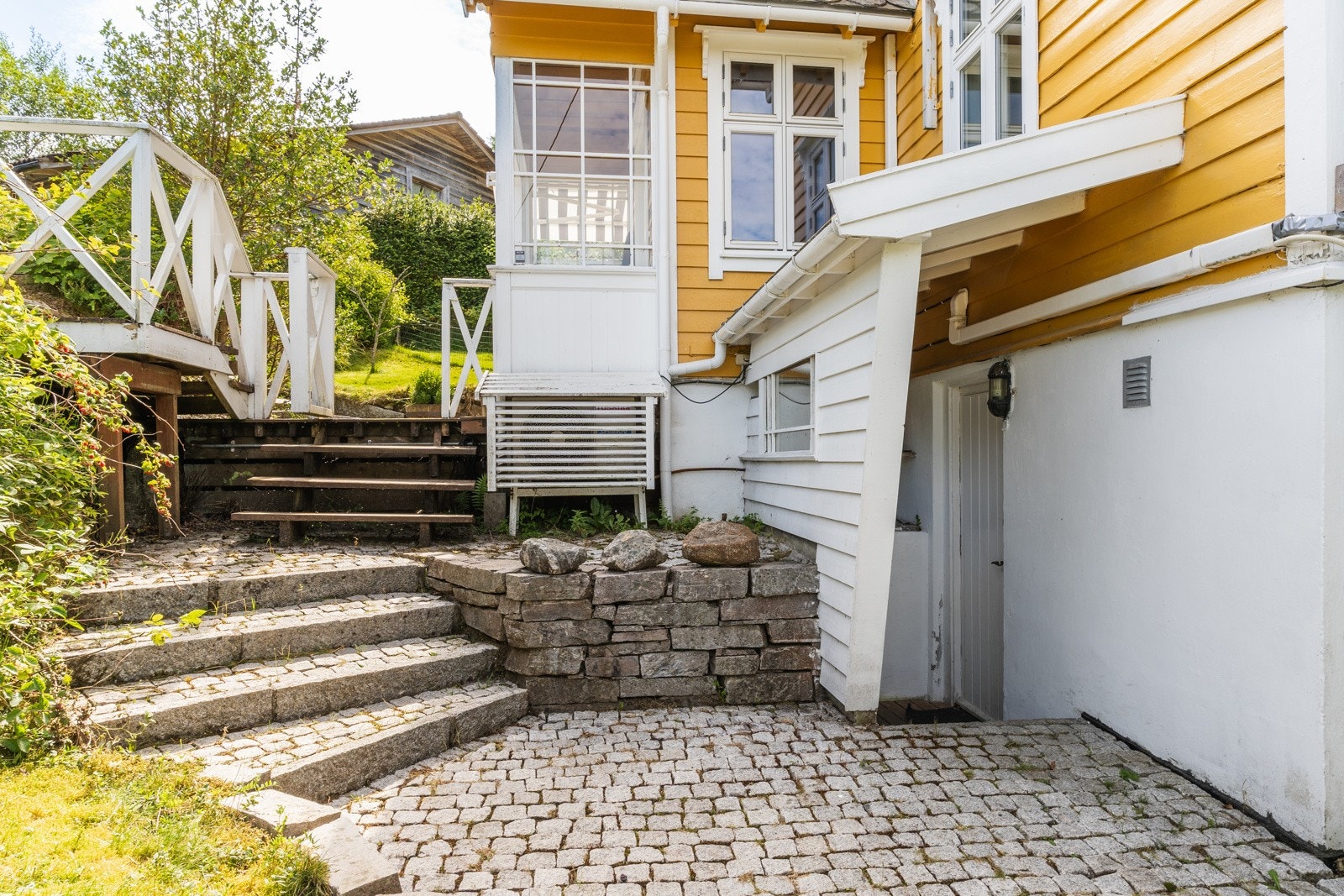 Underetasjens andre del har egen inngang, og blir i dag leiet ut for 7.500,- + strøm i måneden. Galleribilde