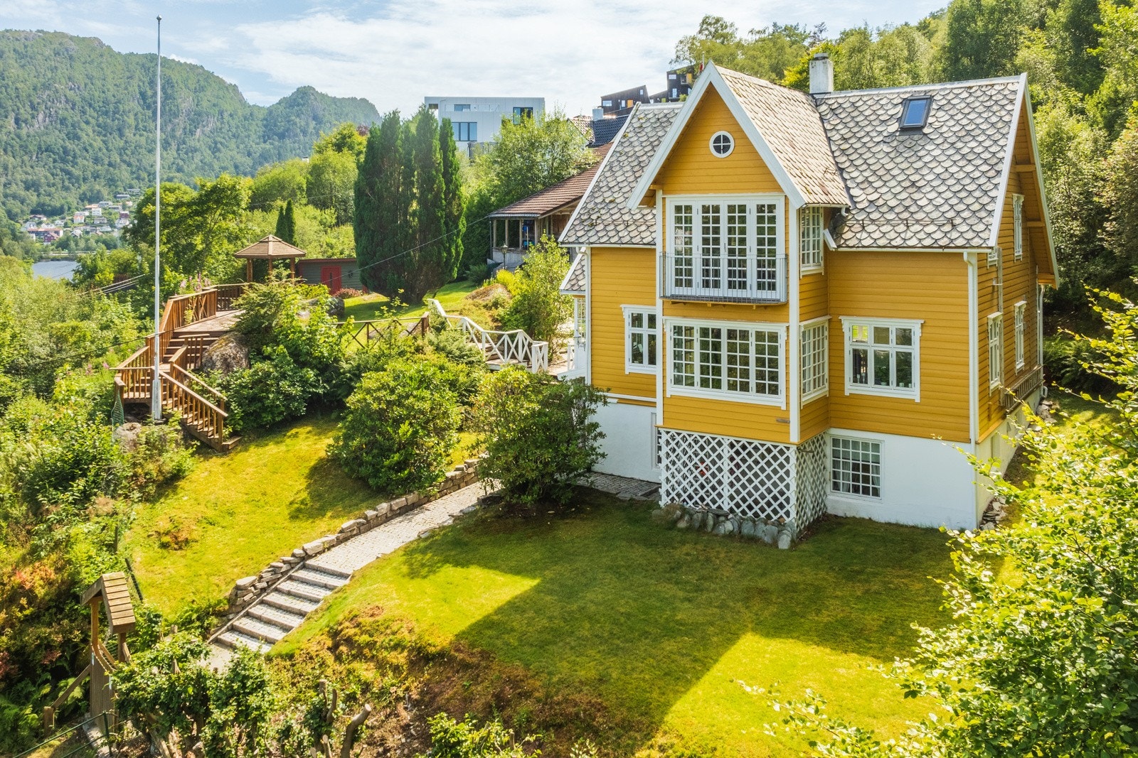 Gravdalslien 94 presenteres av EIE eiendomsmegling, ved Daniel Rye og Mathias Helland Bøstrand. Galleribilde