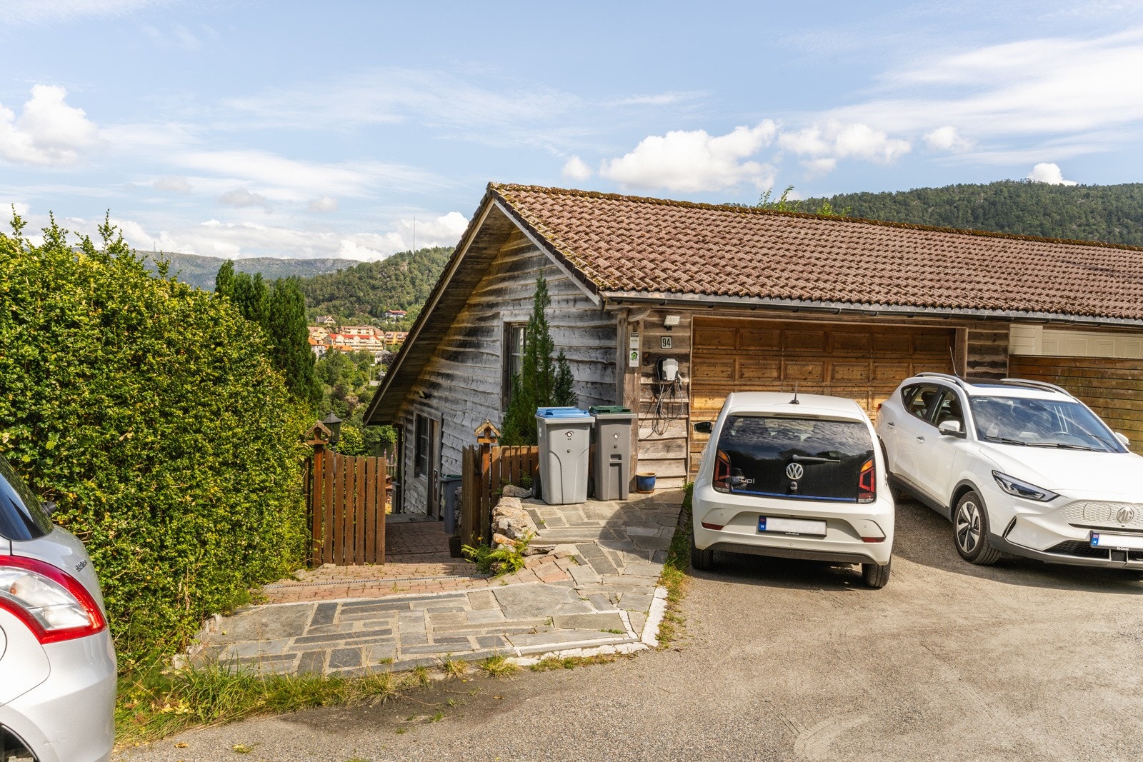 Garasjen er meget romslig og har også biloppstillingsplass utenfor. Galleribilde